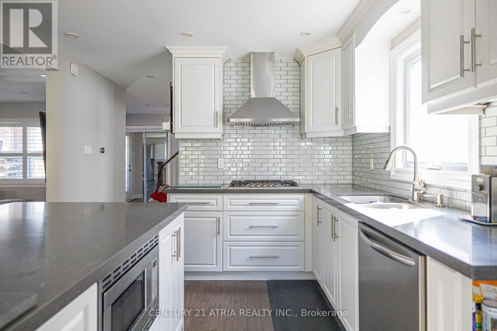 35 Versailles Court, Richmond Hill, Ontario  L4C 8V6 - Photo 4 - N13112378