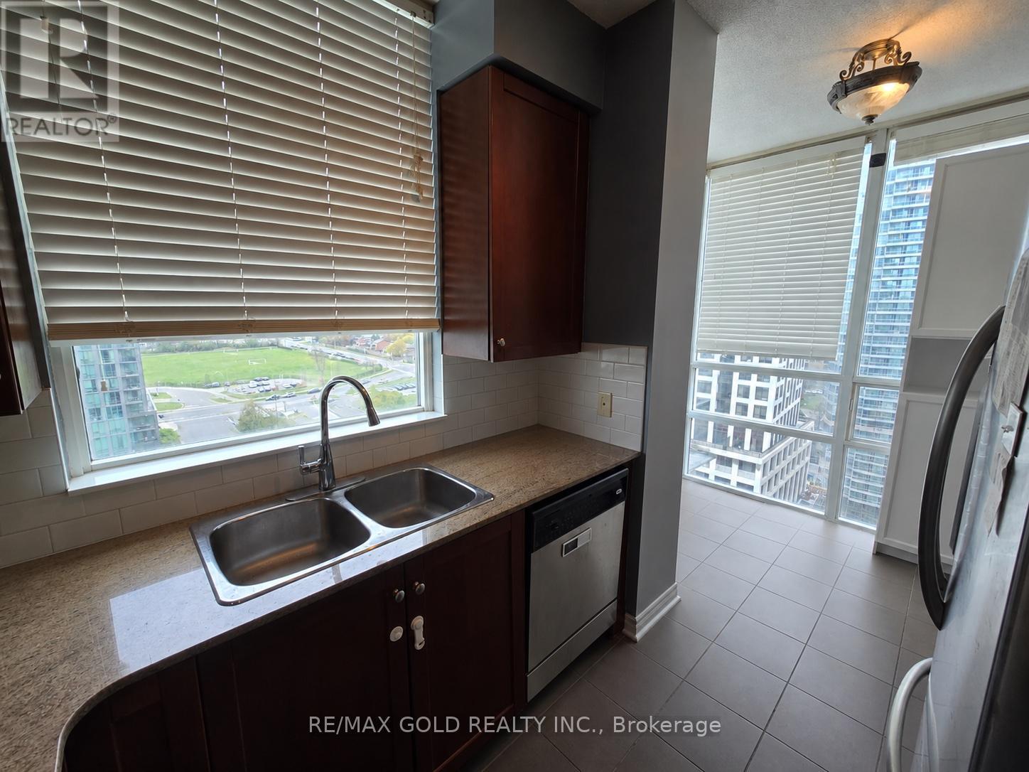 1607 - 3504 Hurontario Street, Mississauga, Ontario  L5B 0B9 - Photo 11 - W13103232