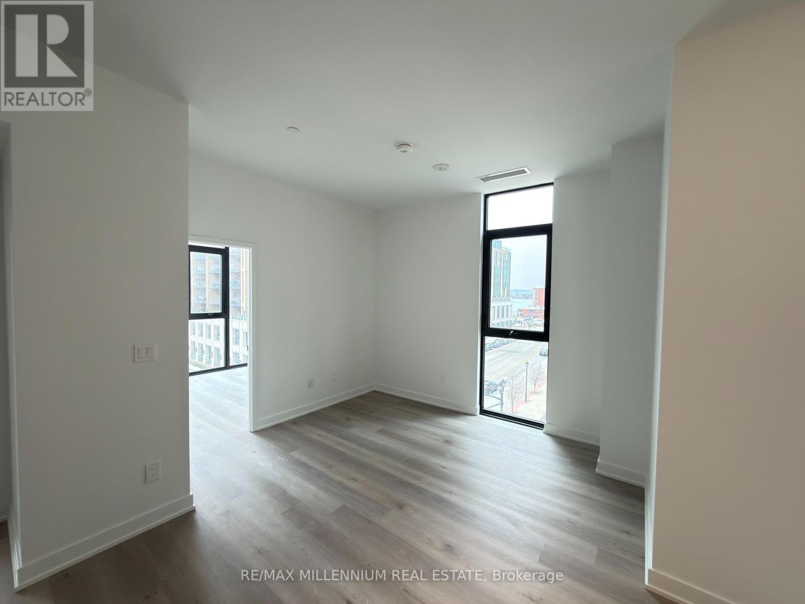 2075 Lakeshore Road S, Burlington, Ontario  L7R 1E2 - Photo 17 - W13112382