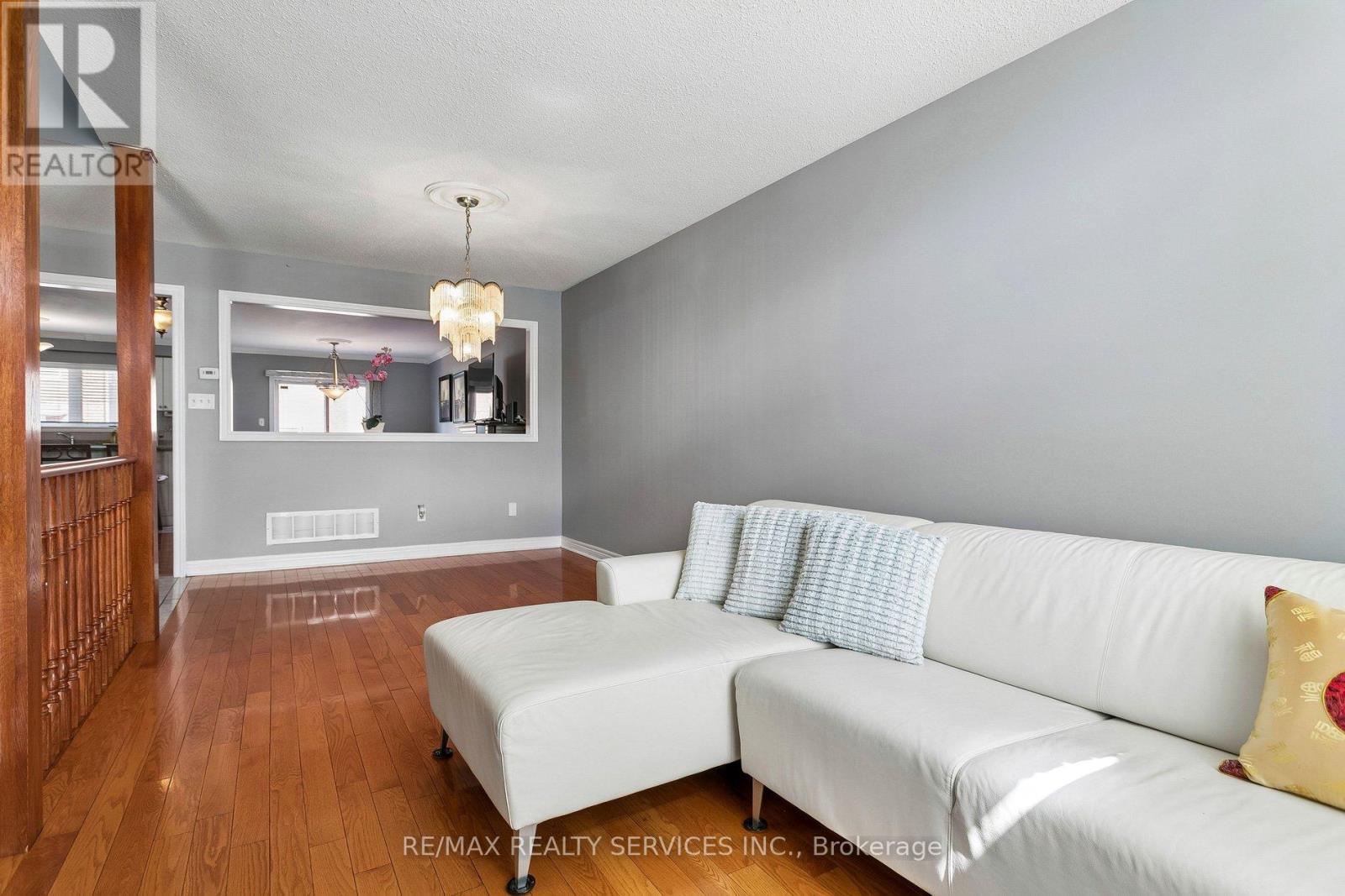 12 Goldie Avenue, Brampton, Ontario  L7A 2C8 - Photo 10 - W13112456