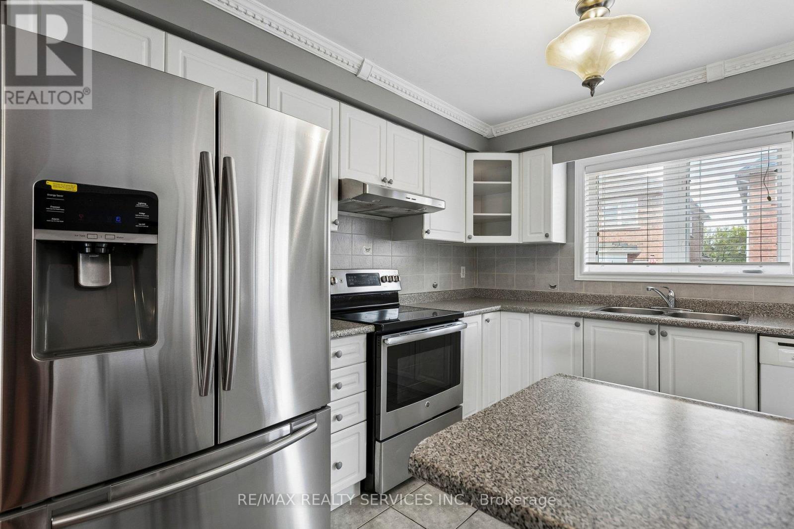 12 Goldie Avenue, Brampton, Ontario  L7A 2C8 - Photo 19 - W13112456