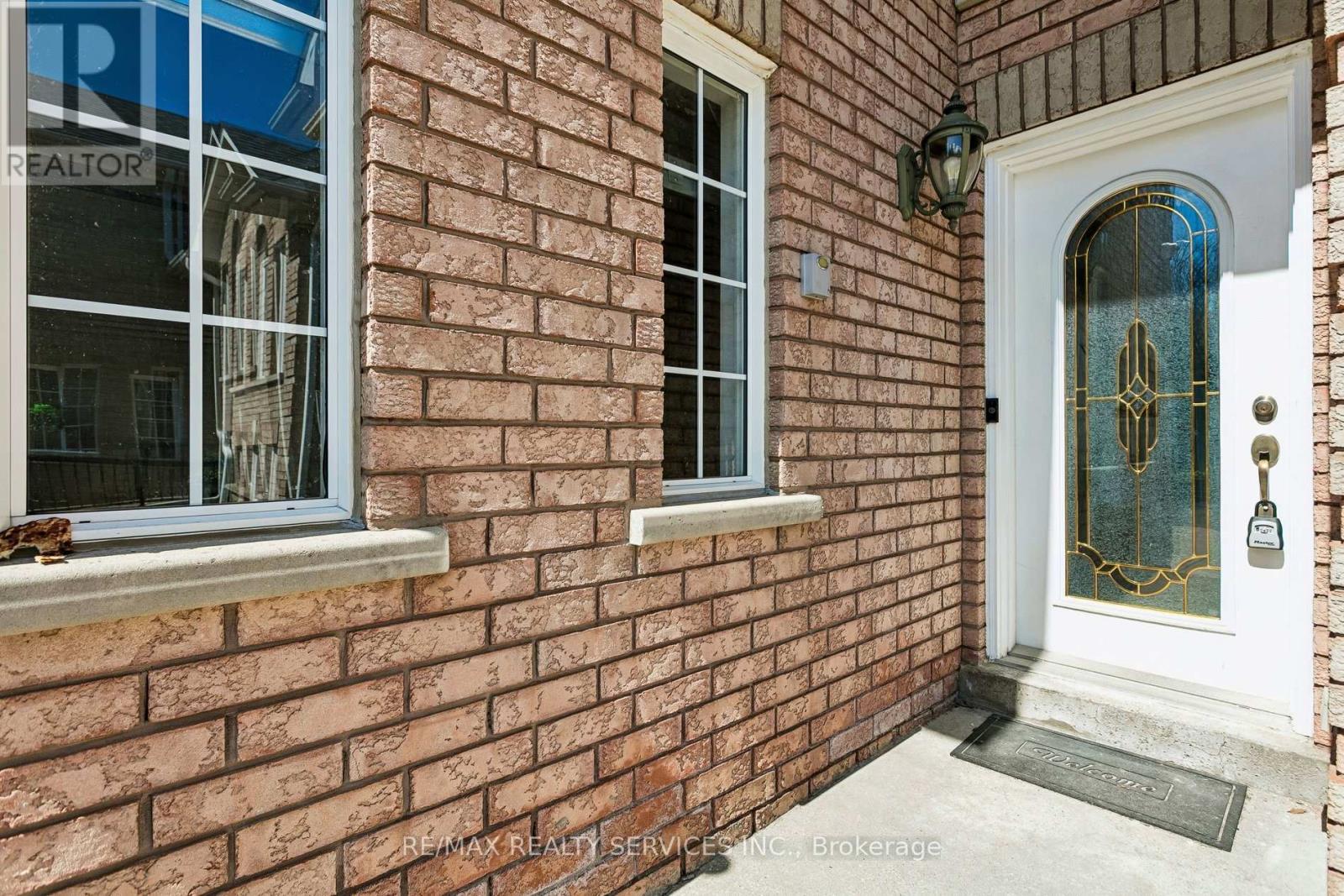 12 Goldie Avenue, Brampton, Ontario  L7A 2C8 - Photo 4 - W13112456