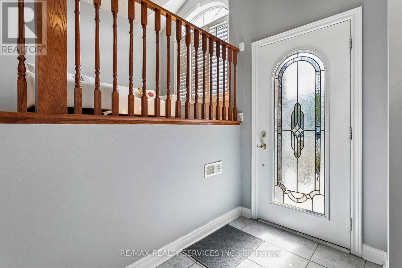 12 Goldie Avenue, Brampton, Ontario  L7A 2C8 - Photo 5 - W13112456