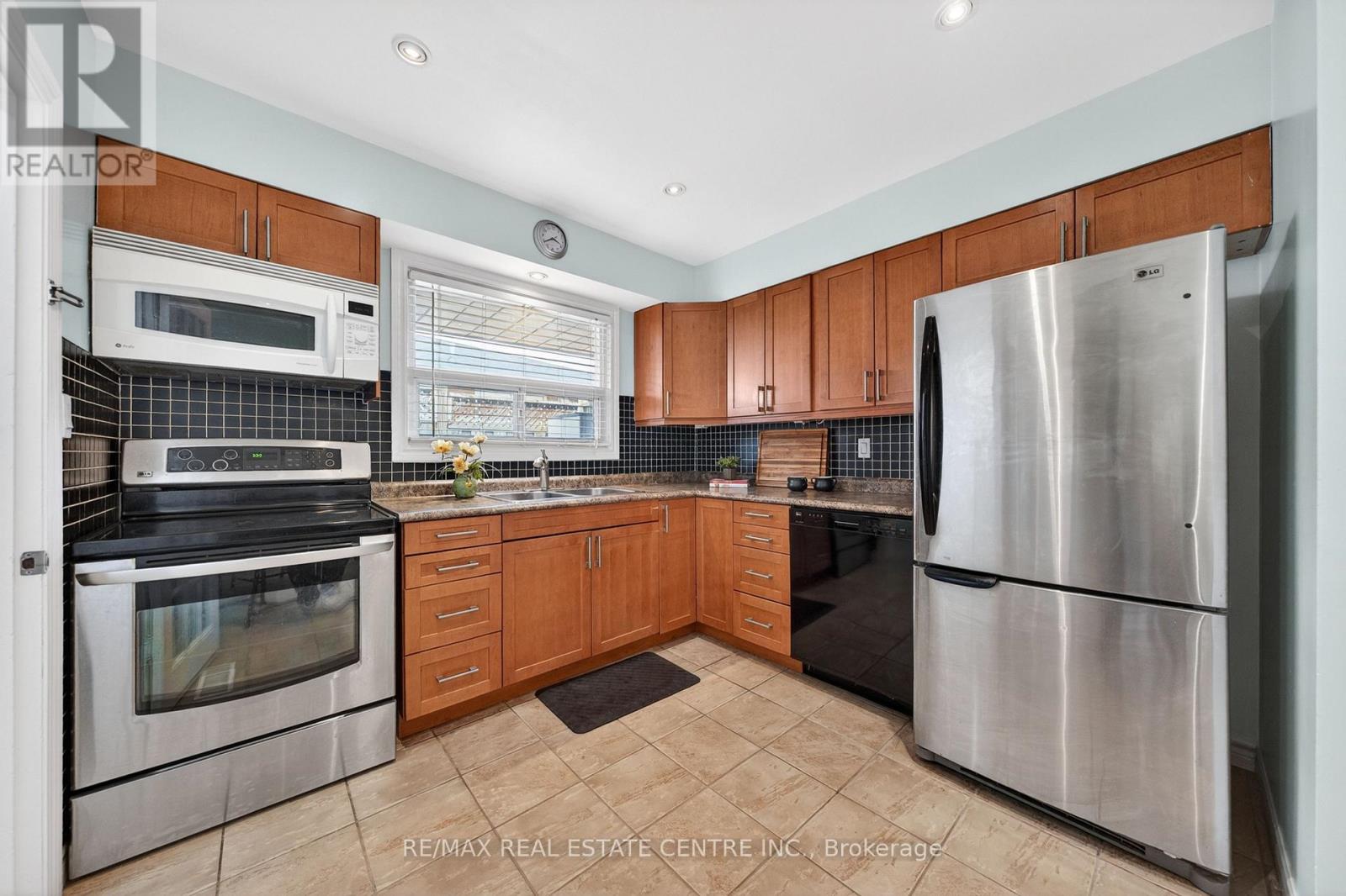 1177 Westerdam Road, Mississauga, Ontario  L4Y 2H3 - Photo 11 - W13112472