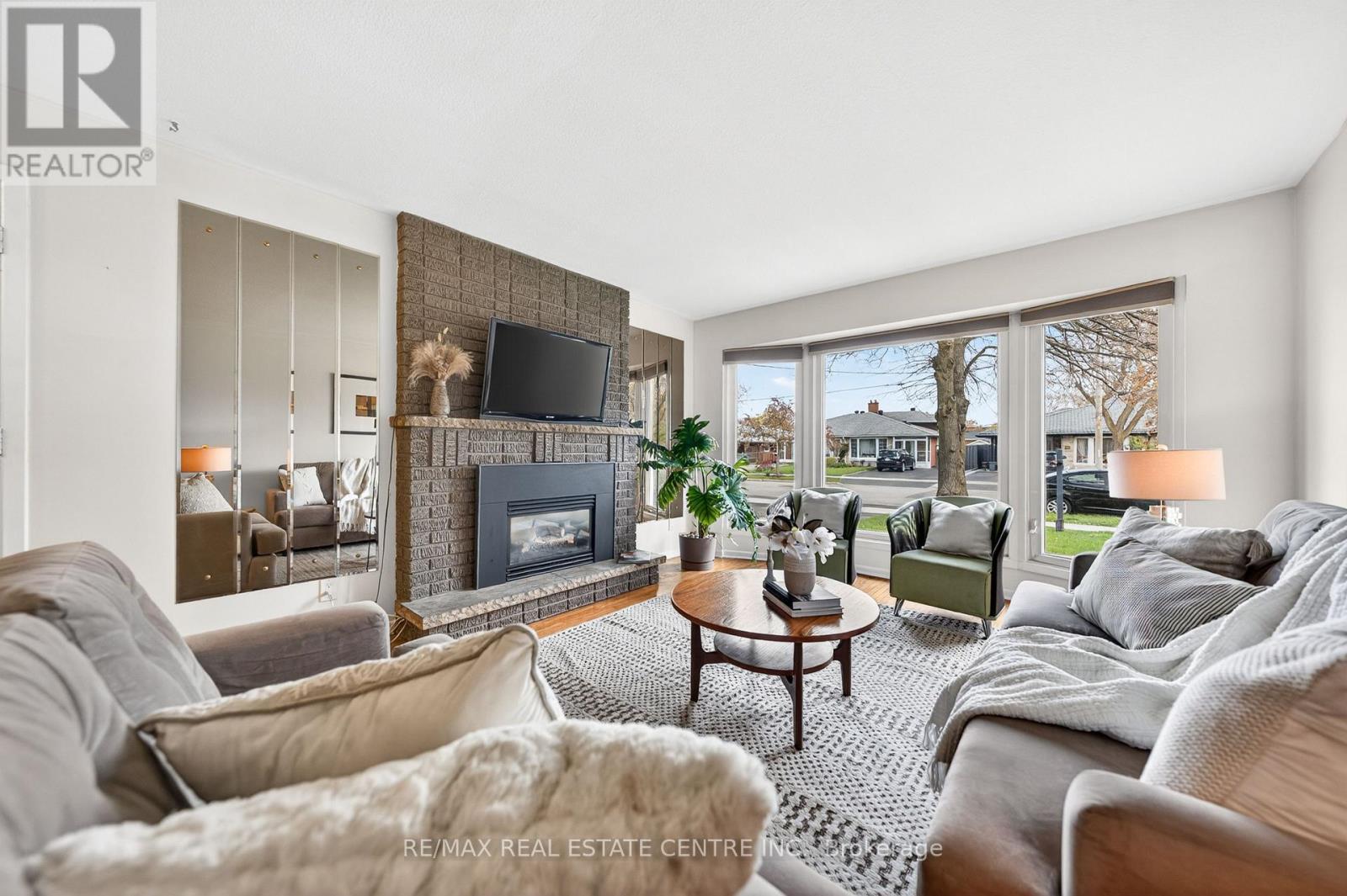 1177 Westerdam Road, Mississauga, Ontario  L4Y 2H3 - Photo 4 - W13112472