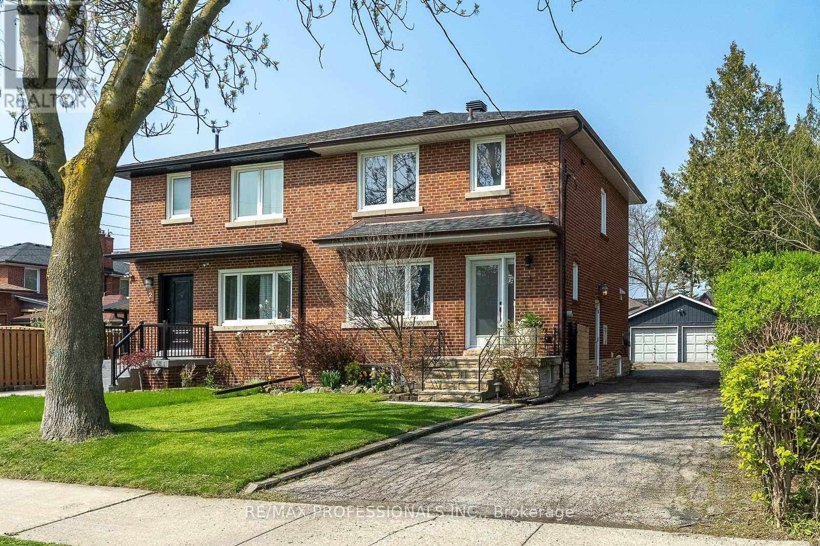4 Edilou Drive, Toronto, Ontario  M8W 4B2 - Photo 1 - W13112516