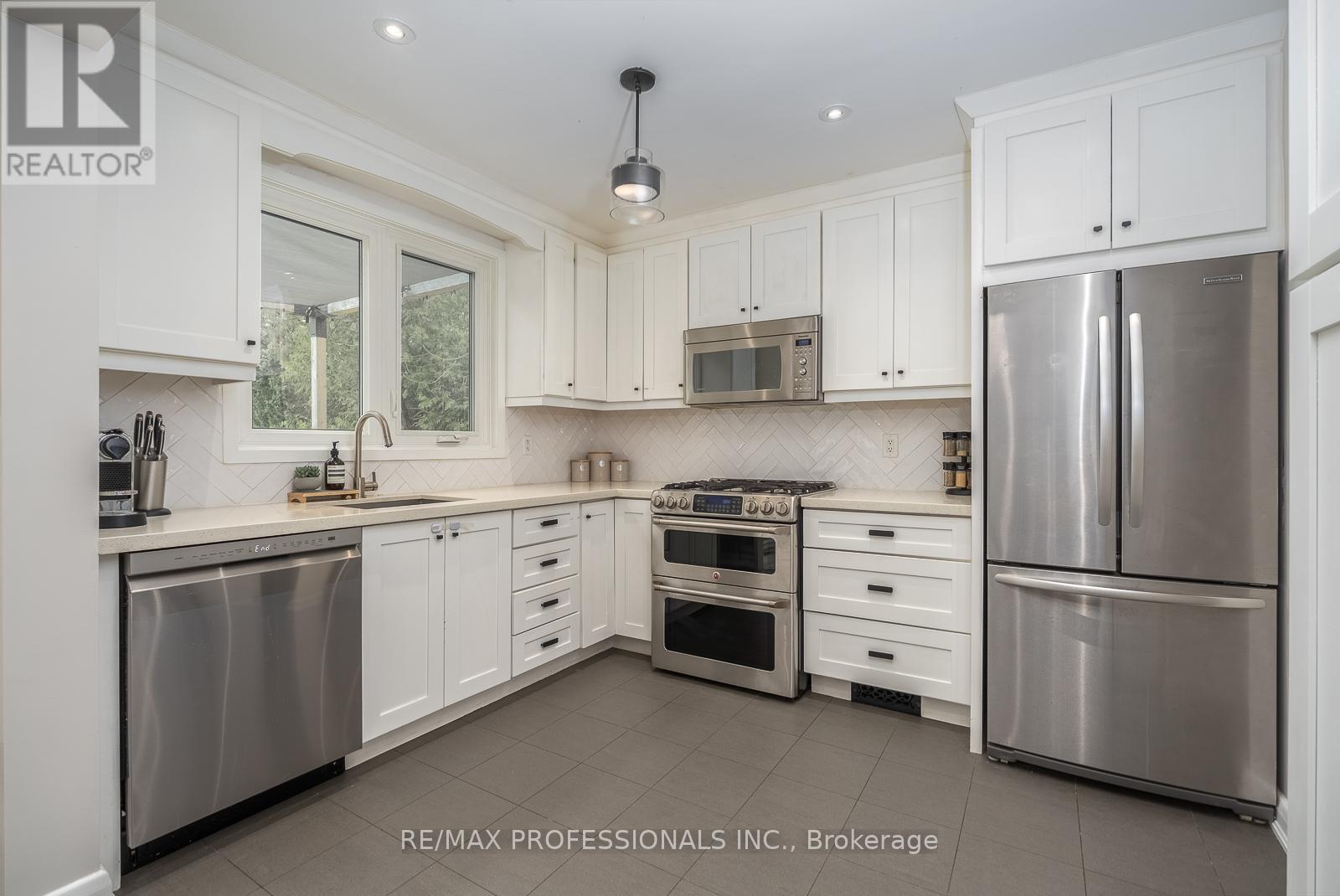 4 Edilou Drive, Toronto, Ontario  M8W 4B2 - Photo 12 - W13112516