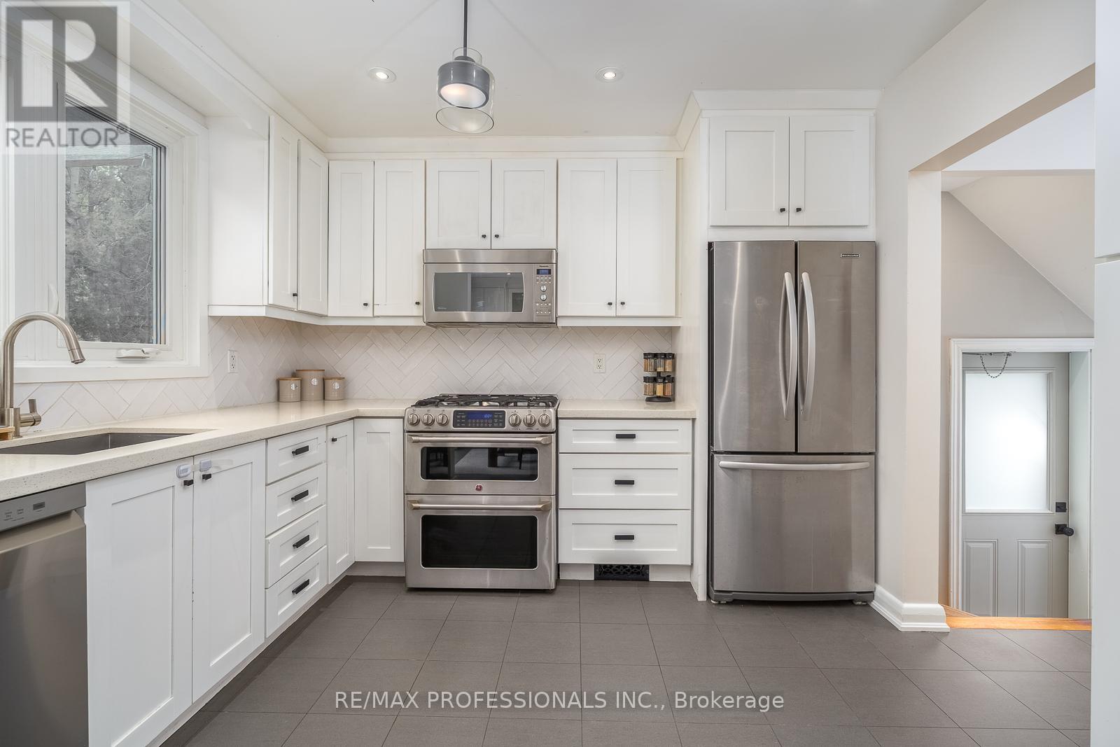 4 Edilou Drive, Toronto, Ontario  M8W 4B2 - Photo 17 - W13112516