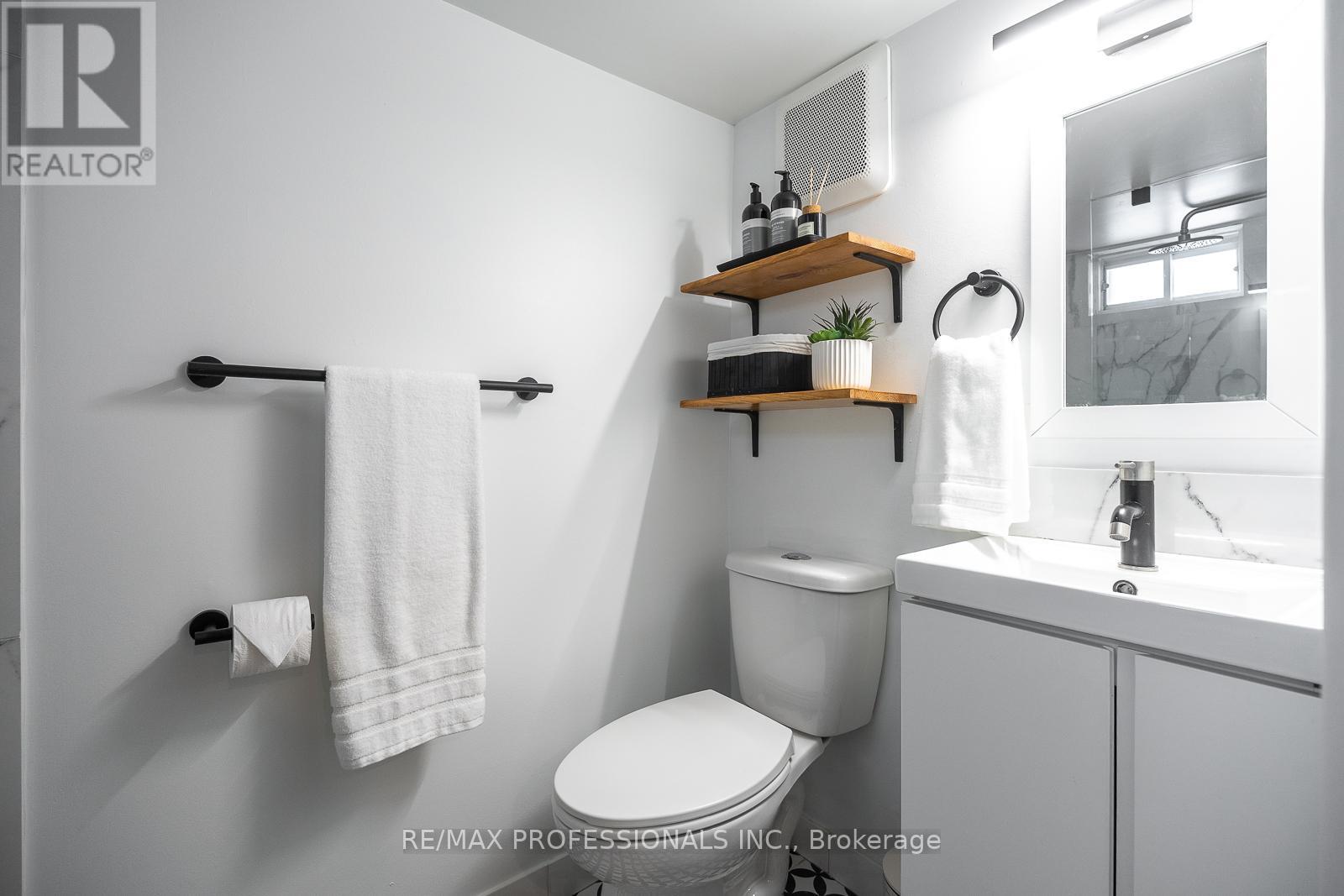 4 Edilou Drive, Toronto, Ontario  M8W 4B2 - Photo 35 - W13112516