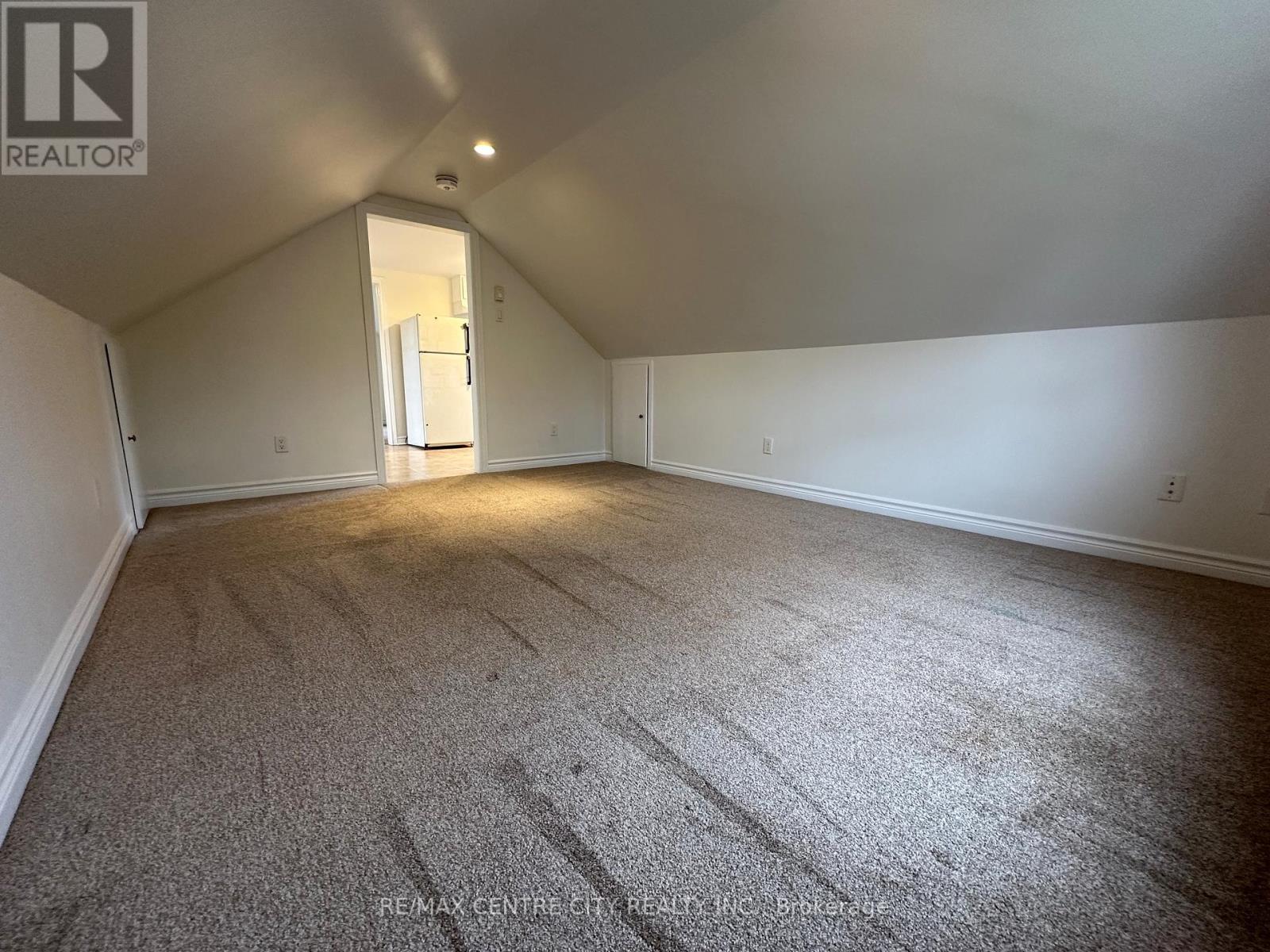Upper - 80 Sterling Street, London East, Ontario  N5Y 1Y7 - Photo 3 - X12976104
