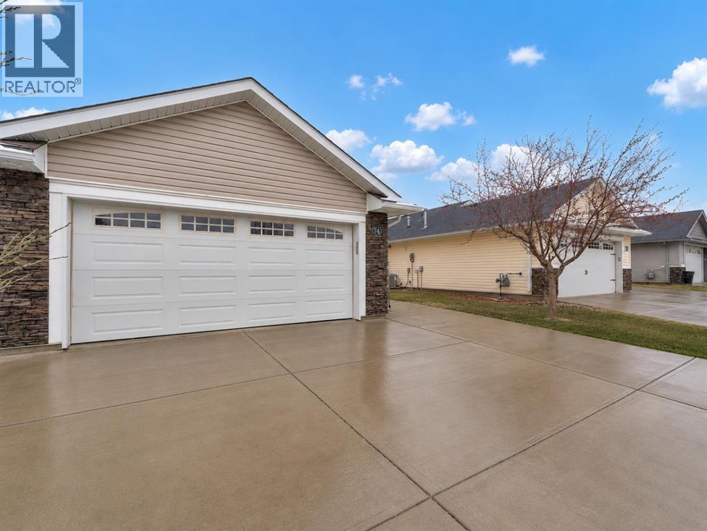 74 Chartwell Place Se, Medicine Hat, Alberta  T1B 0E4 - Photo 3 - A2305576