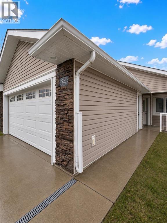74 Chartwell Place Se, Medicine Hat, Alberta  T1B 0E4 - Photo 1 - A2305576