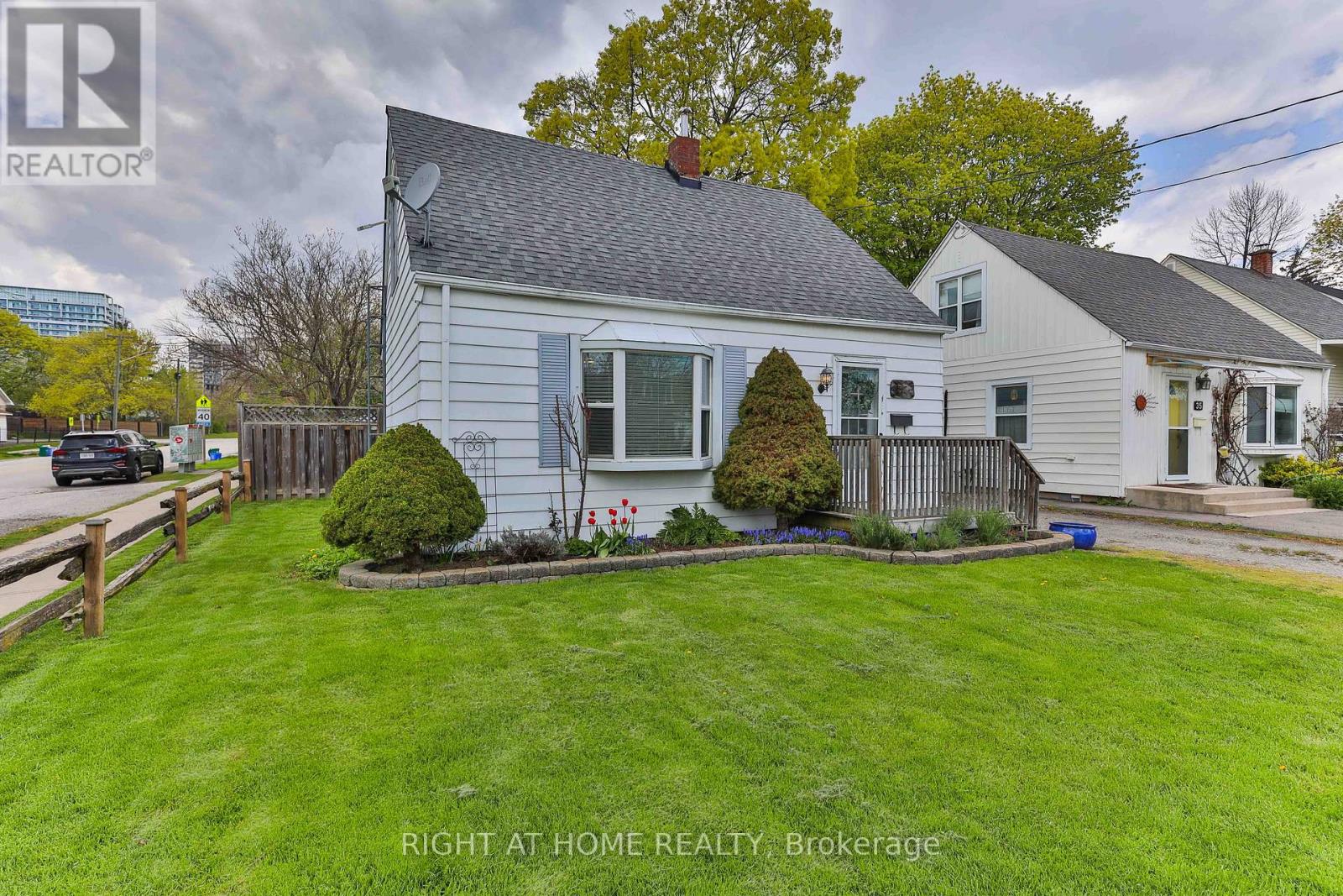 37 Stewart Street, Oakville, Ontario  L6K 1X3 - Photo 2 - W13112556