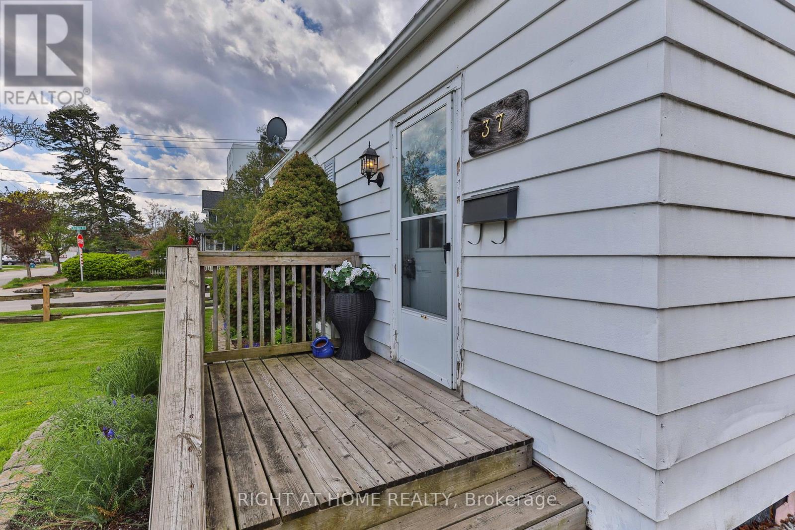37 Stewart Street, Oakville, Ontario  L6K 1X3 - Photo 3 - W13112556