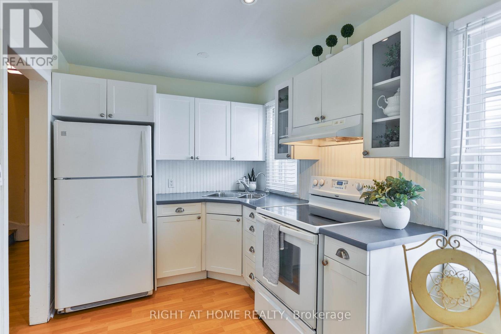37 Stewart Street, Oakville, Ontario  L6K 1X3 - Photo 9 - W13112556