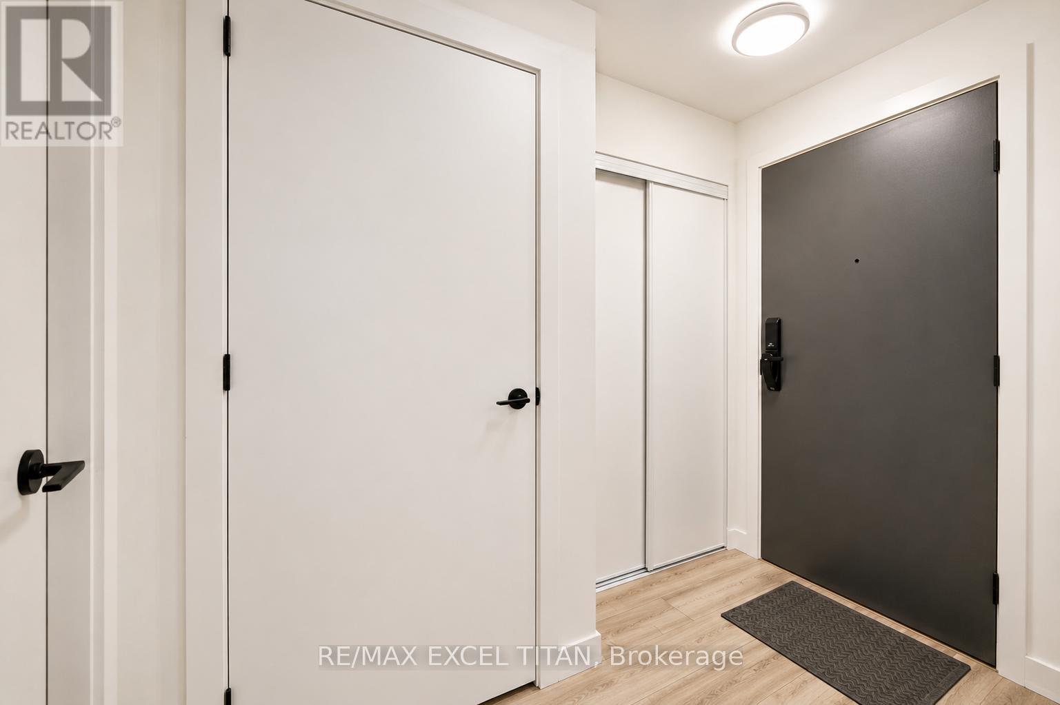 303 - 335 Wheat Boom Drive, Oakville, Ontario  L6H 7C2 - Photo 3 - W13112680