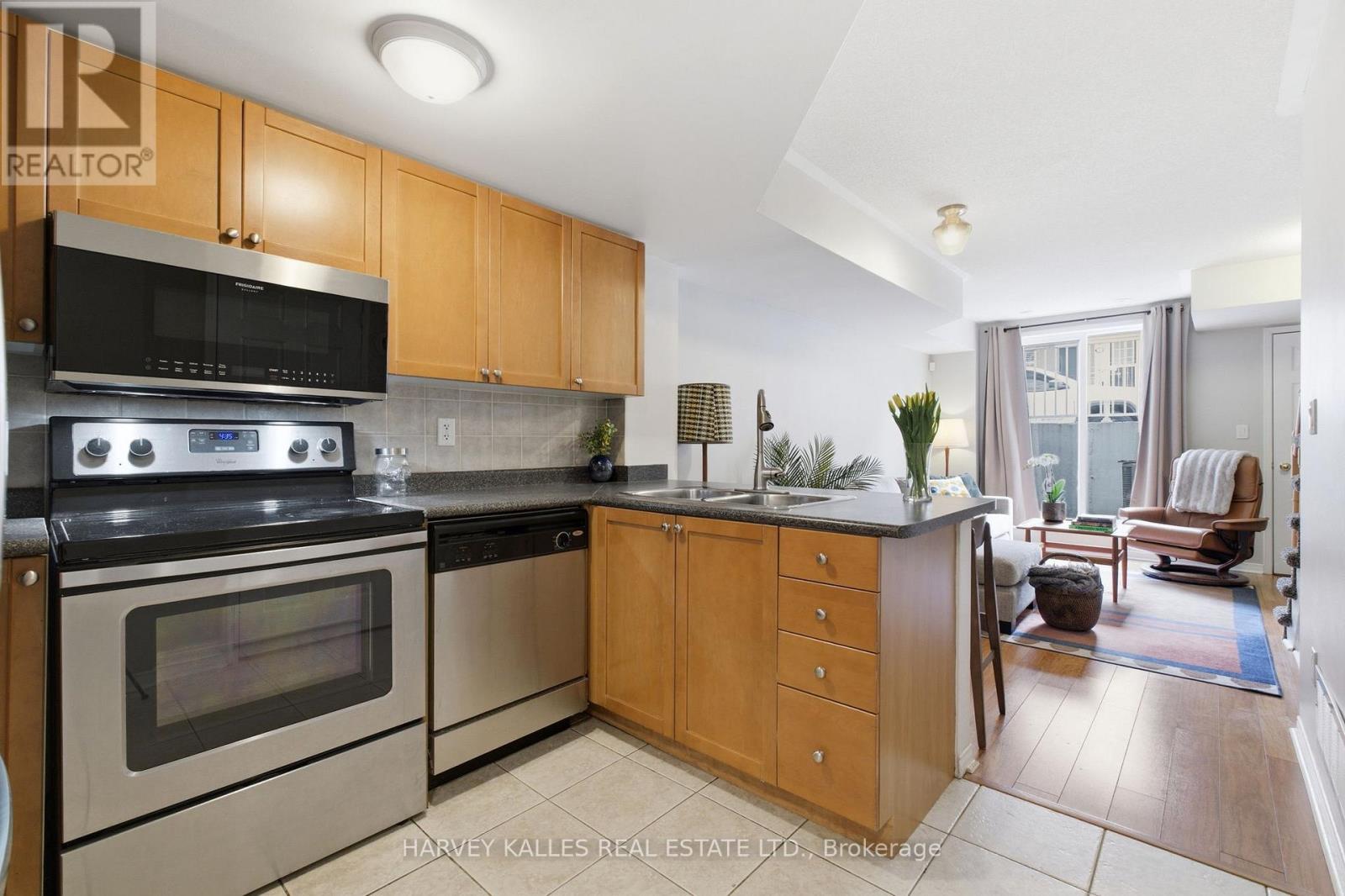 18 - 20 Turntable Crescent, Toronto, Ontario  M6H 4K9 - Photo 4 - W13112756