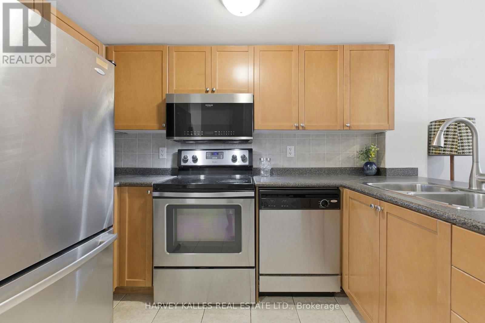 18 - 20 Turntable Crescent, Toronto, Ontario  M6H 4K9 - Photo 5 - W13112756