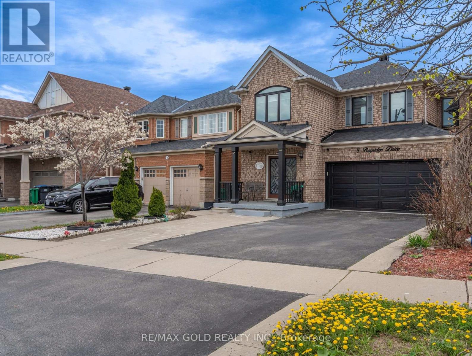 8 Bayridge Drive, Brampton, Ontario  L6P 2H8 - Photo 2 - W13110802