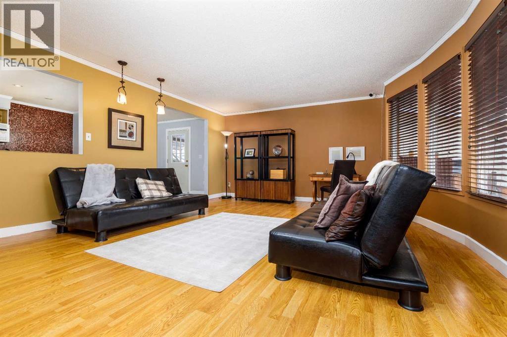 27 Wallace Close, Red Deer, Alberta  T4N 5L8 - Photo 3 - A2305665