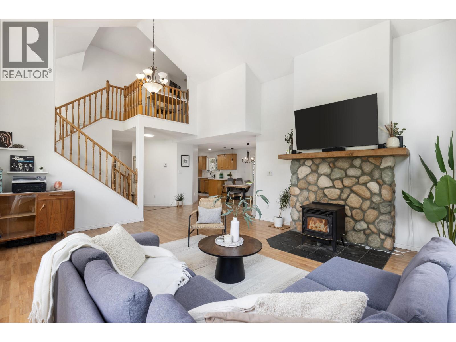 7463 Beechwood Street, Pemberton, British Columbia  V0N 2L1 - Photo 5 - R3122030
