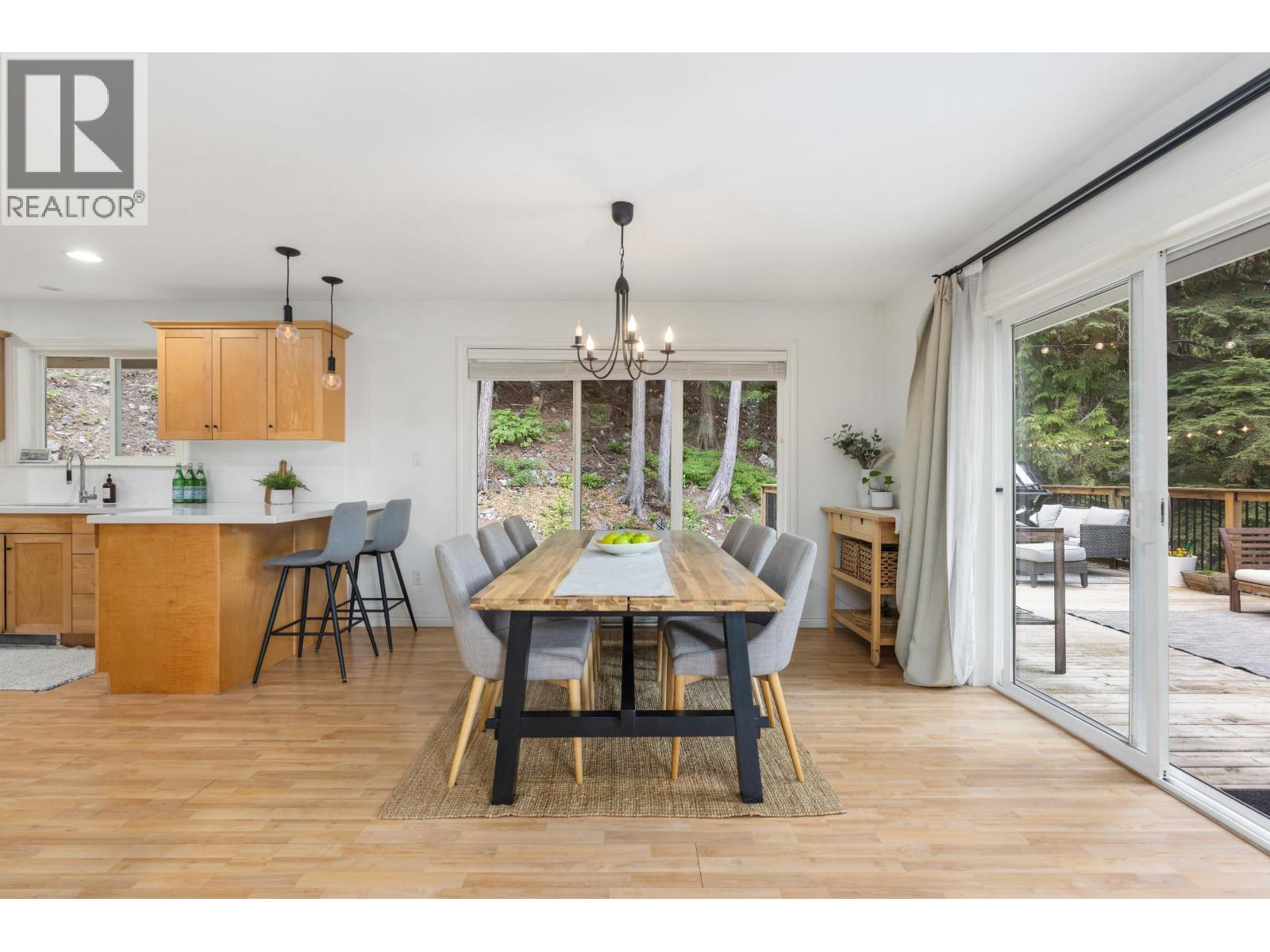 7463 Beechwood Street, Pemberton, British Columbia  V0N 2L1 - Photo 9 - R3122030