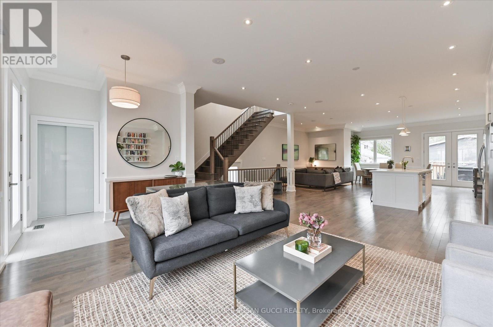 20 Warvet Crescent, Toronto, Ontario  M4B 1P3 - Photo 6 - E13112964