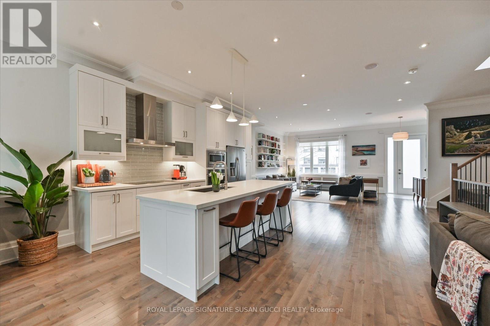 20 Warvet Crescent, Toronto, Ontario  M4B 1P3 - Photo 9 - E13112964