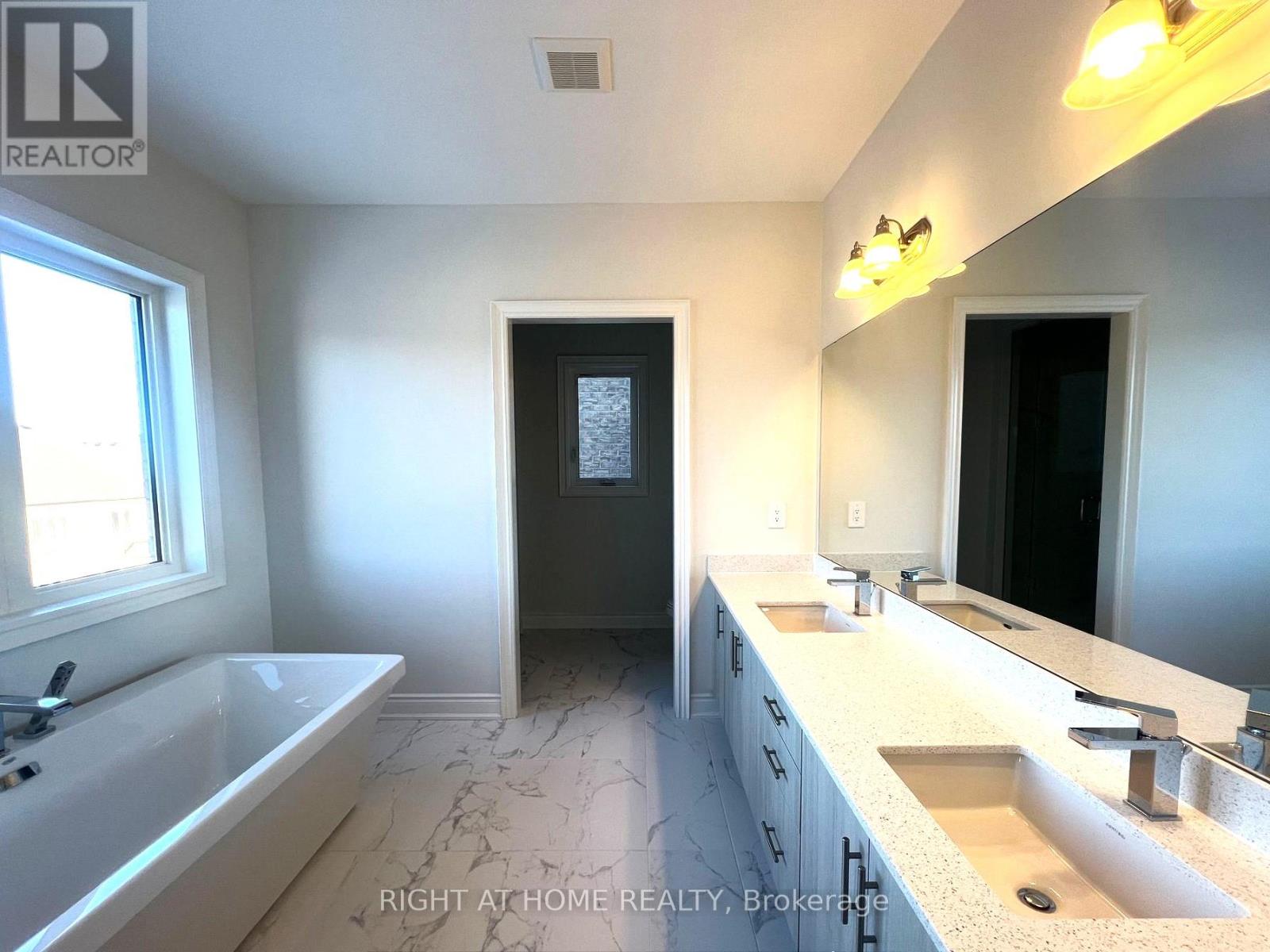 154 Rowe Street, Bradford West Gwillimbury, Ontario  L3Z 4N2 - Photo 19 - N13077364