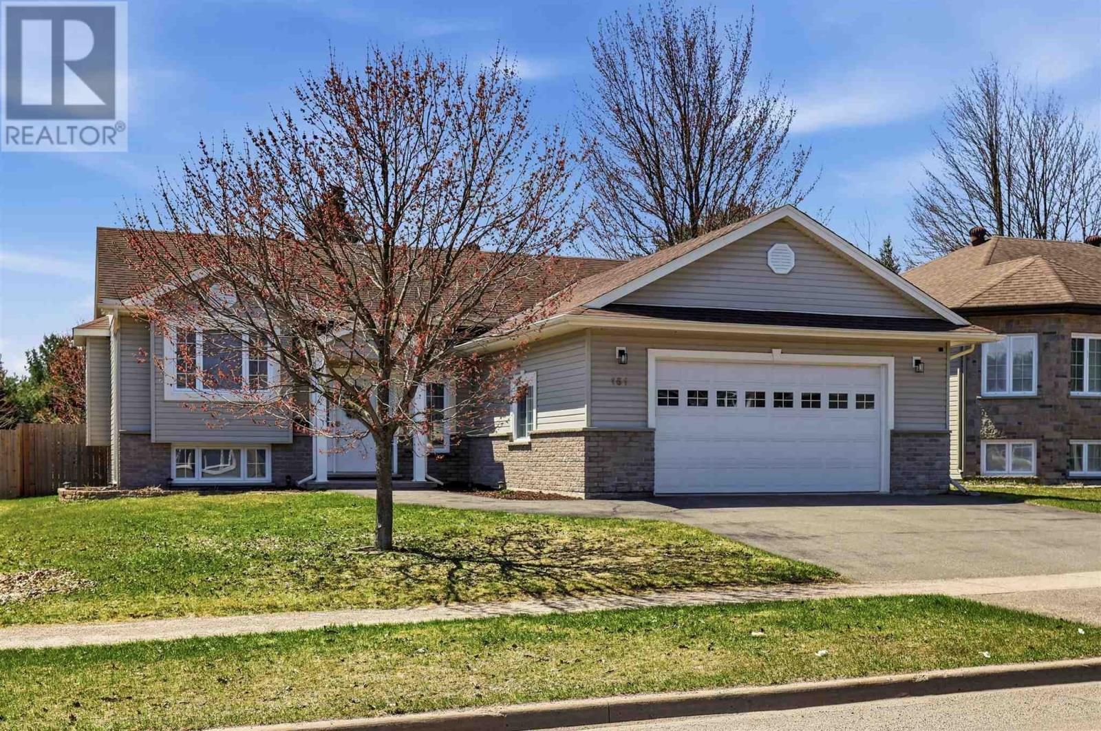 151 Queensgate Blvd, Sault Ste. Marie, Ontario P6A 6X8 - Photo 2 - SM260894