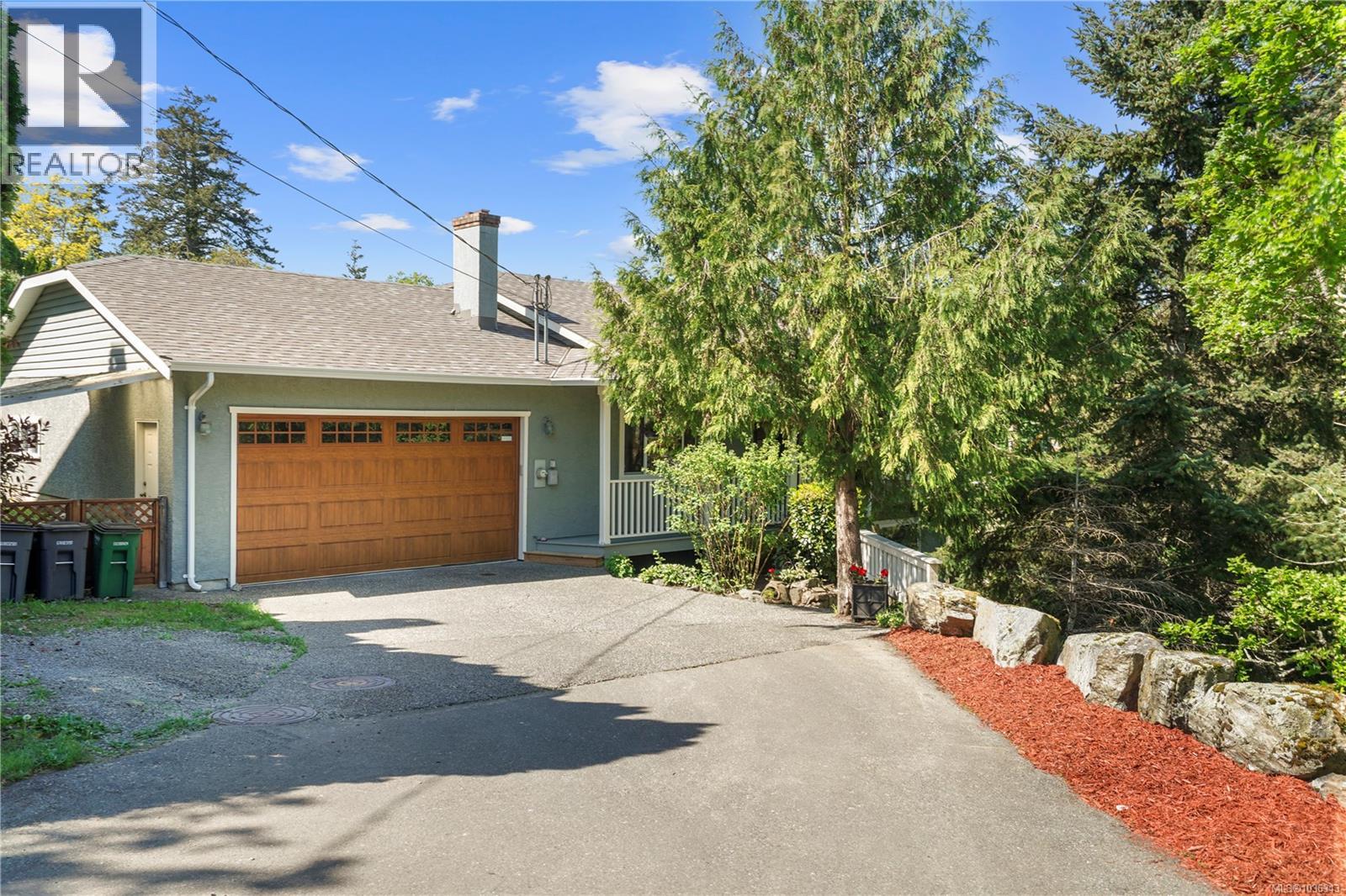 1071 Hyacinth Ave, Saanich, British Columbia  V8Z 2S7 - Photo 1 - 1036343