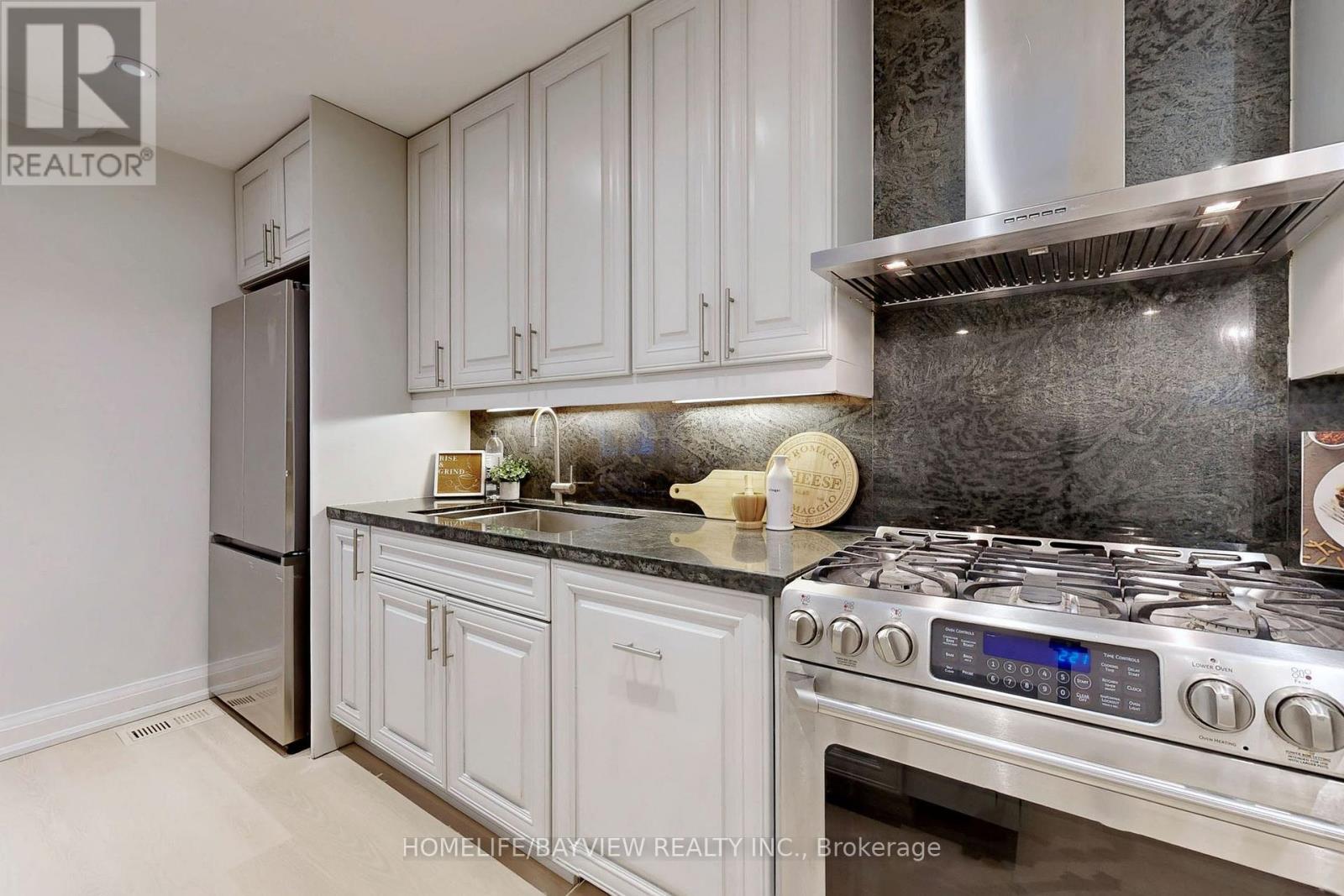 1607 Woodbine Heights Boulevard, Toronto, Ontario  M4B 3A3 - Photo 9 - E13113138