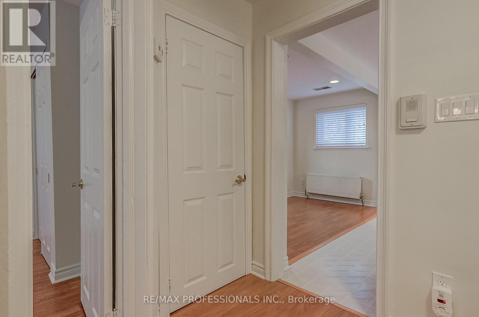 5a Old Mill Drive, Toronto, Ontario  M6S 4J7 - Photo 11 - W13113130