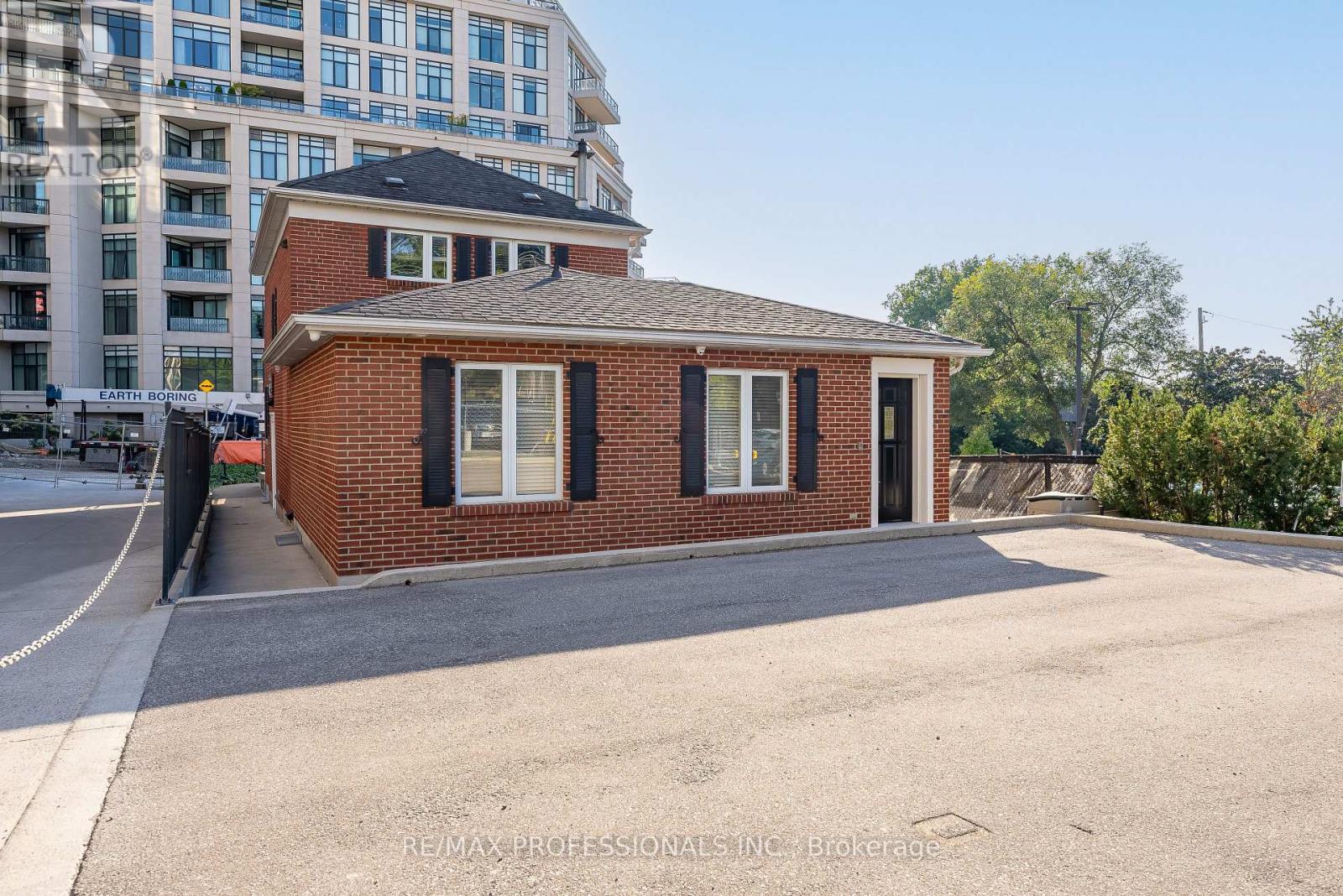 5a Old Mill Drive, Toronto, Ontario  M6S 4J7 - Photo 14 - W13113130