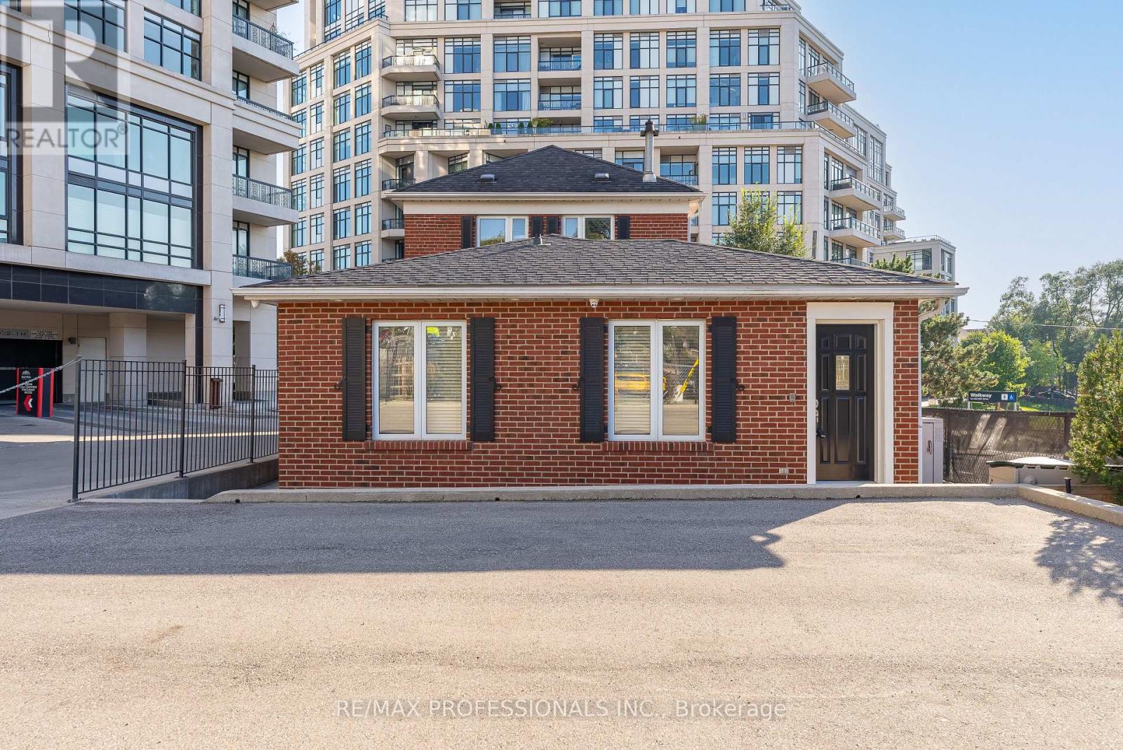 5a Old Mill Drive, Toronto, Ontario  M6S 4J7 - Photo 15 - W13113130