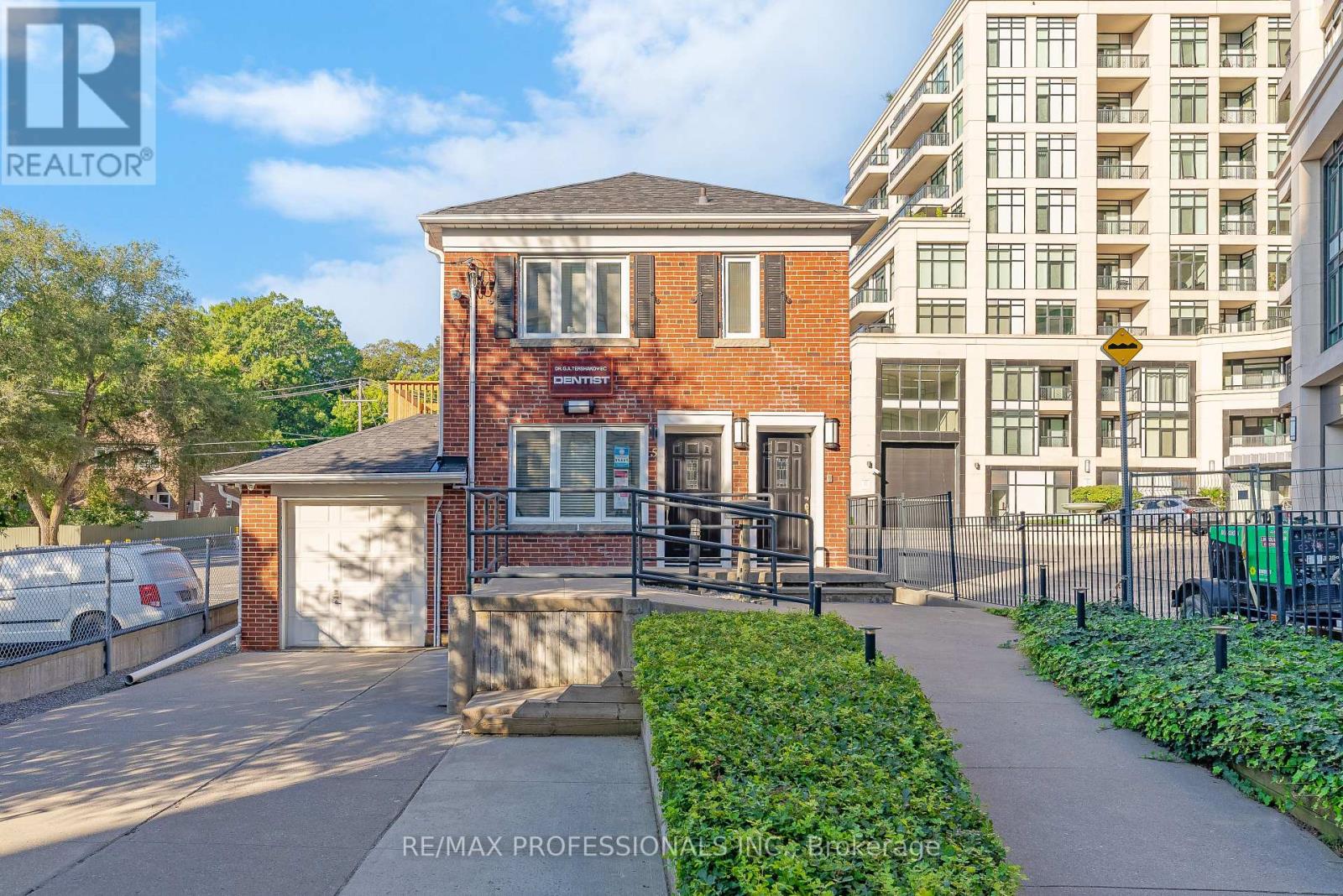 5a Old Mill Drive, Toronto, Ontario  M6S 4J7 - Photo 2 - W13113130