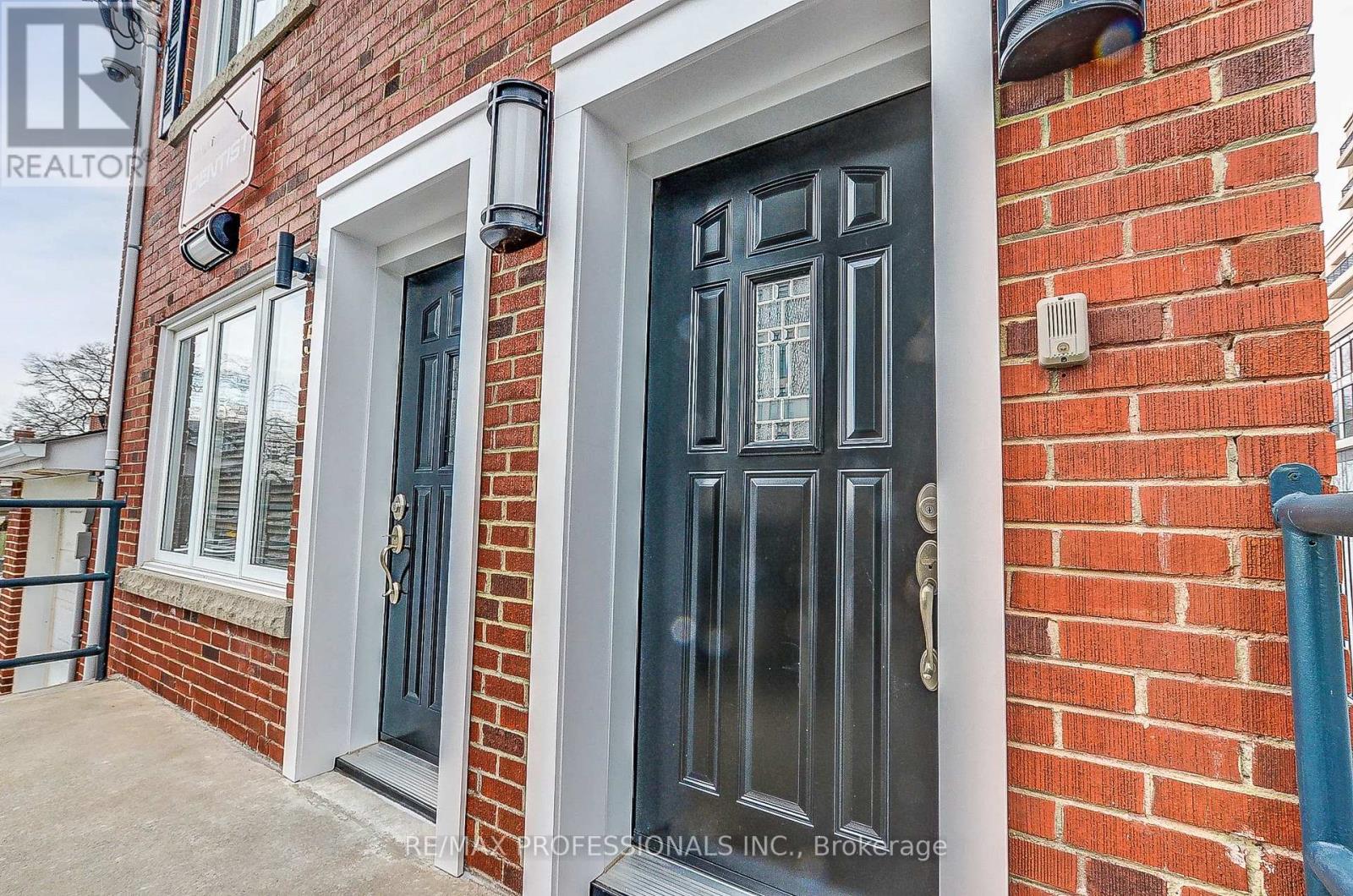 5a Old Mill Drive, Toronto, Ontario  M6S 4J7 - Photo 3 - W13113130