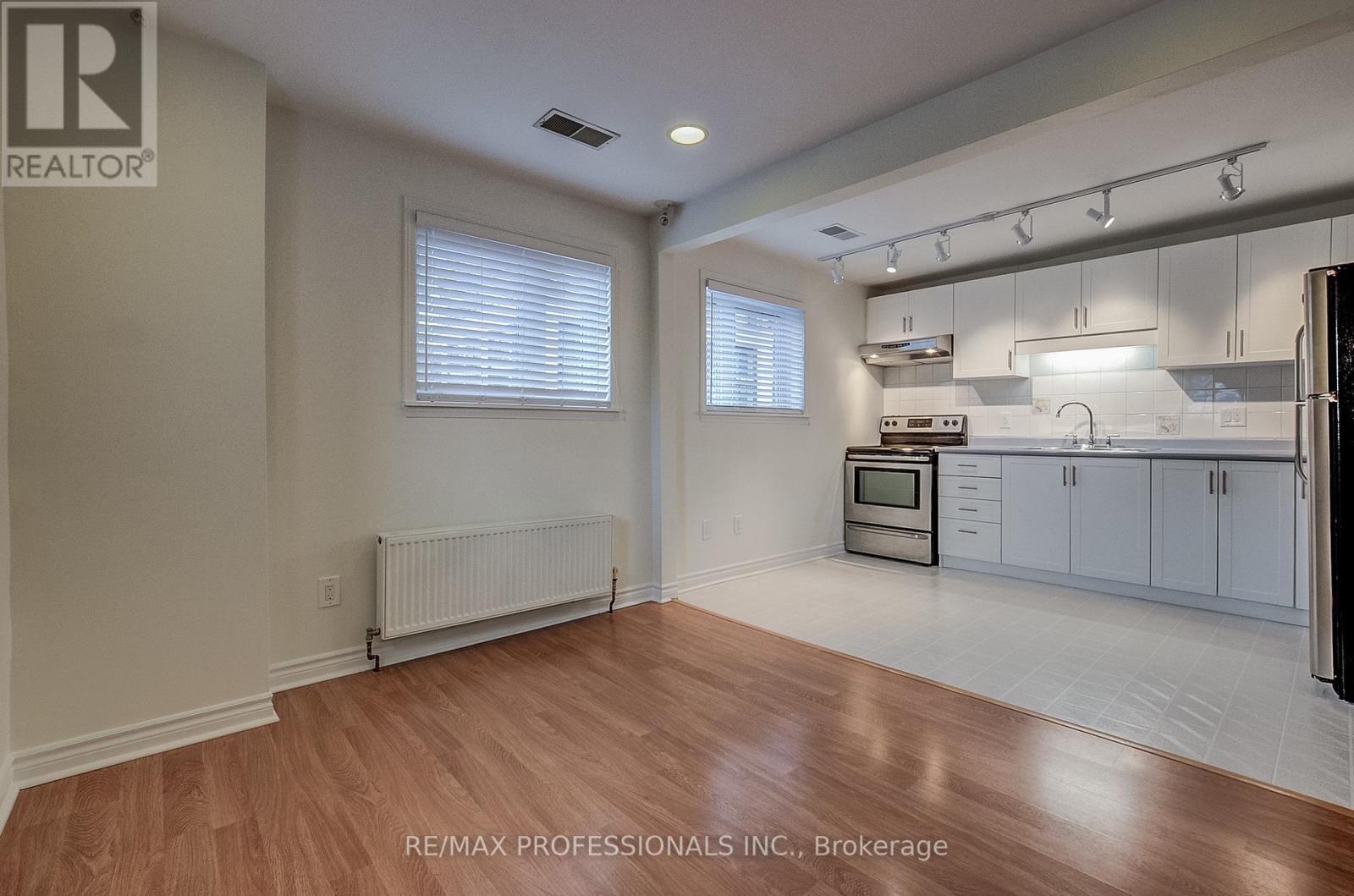 5a Old Mill Drive, Toronto, Ontario  M6S 4J7 - Photo 4 - W13113130
