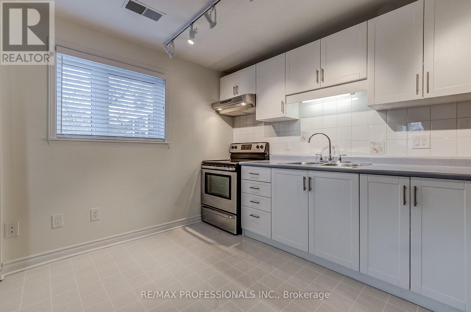5a Old Mill Drive, Toronto, Ontario  M6S 4J7 - Photo 5 - W13113130
