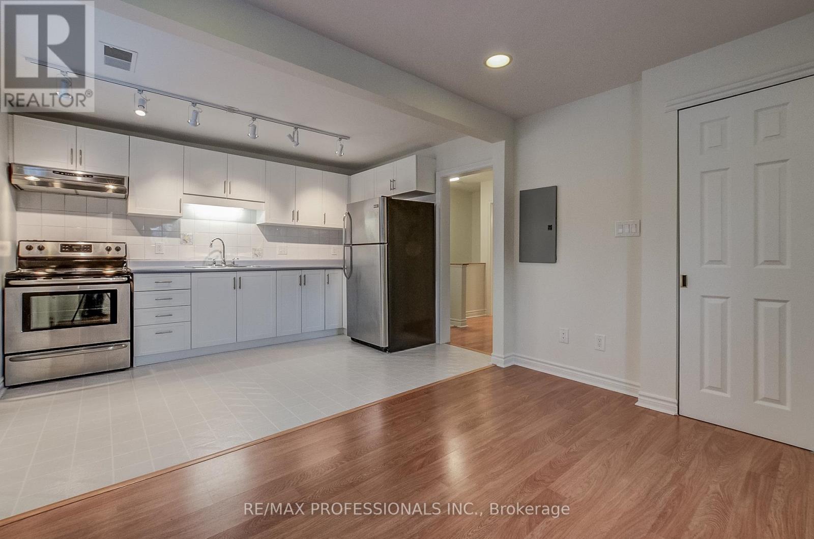 5a Old Mill Drive, Toronto, Ontario  M6S 4J7 - Photo 6 - W13113130