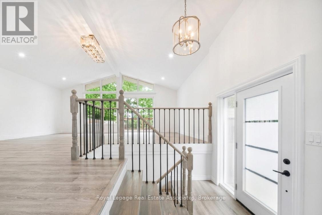 665 Kipling Avenue, Toronto, Ontario  M8Z 5G2 - Photo 2 - W13113140