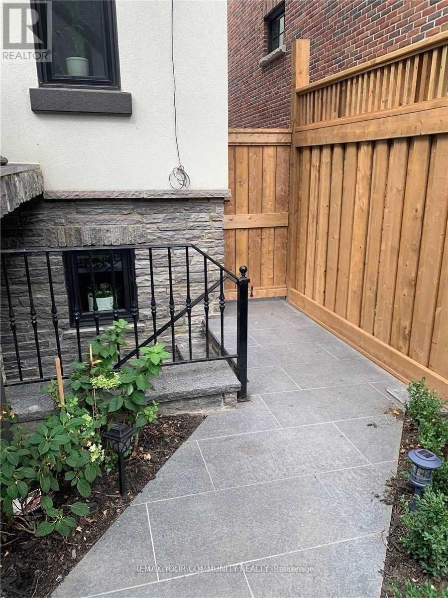 7 Van Dusen Boulevard, Toronto, Ontario  M8Z 3E4 - Photo 16 - W13113152