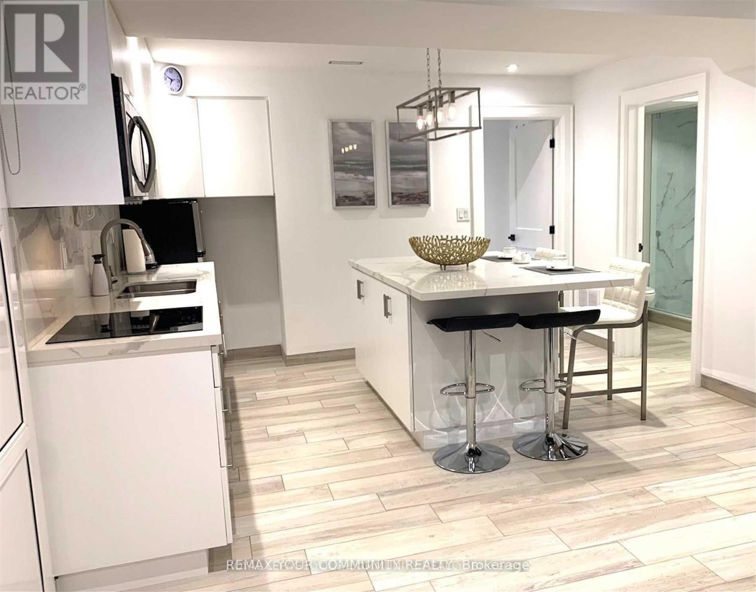 7 Van Dusen Boulevard, Toronto, Ontario  M8Z 3E4 - Photo 4 - W13113152