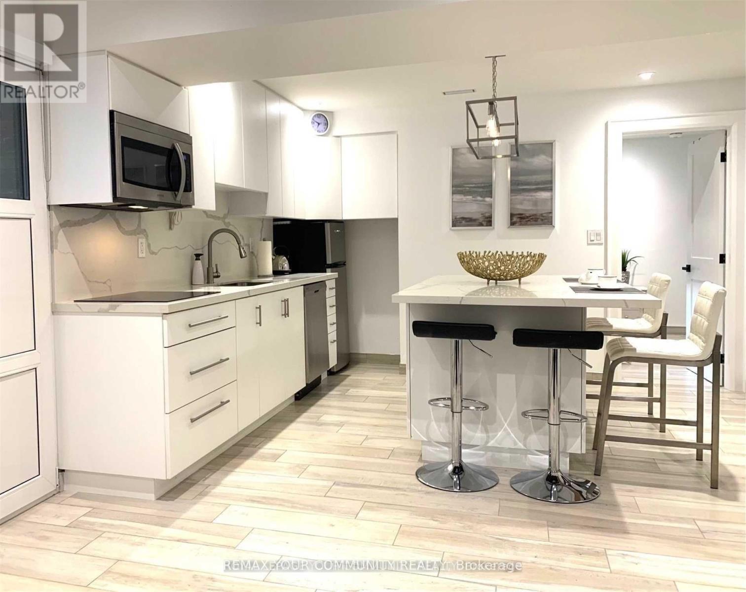 7 Van Dusen Boulevard, Toronto, Ontario  M8Z 3E4 - Photo 5 - W13113152