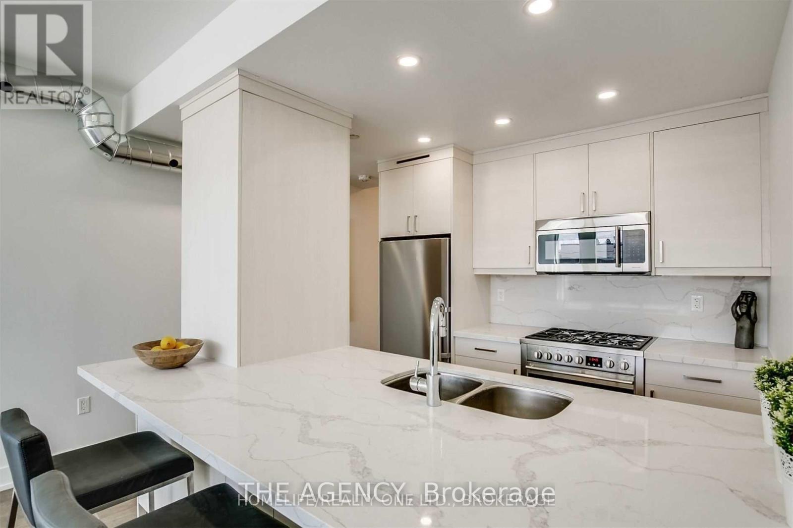 303 Gilmour Avenue, Toronto, Ontario  M6S 3B6 - Photo 4 - W13113272