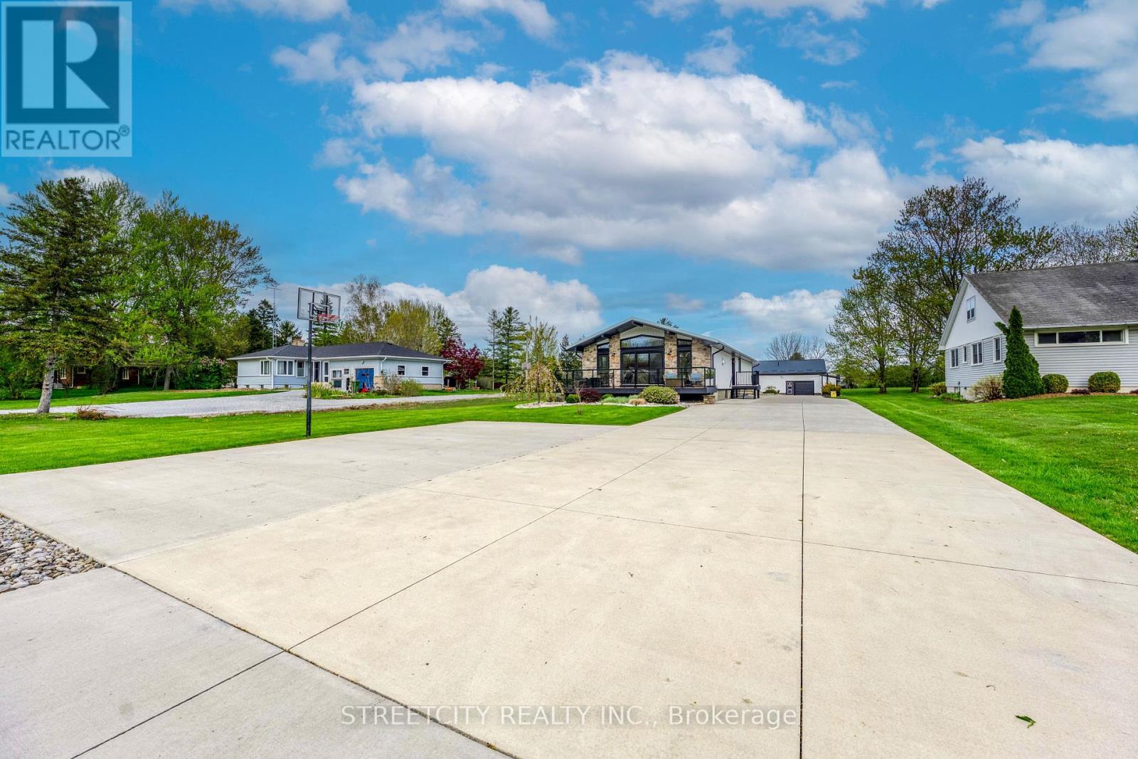 747 Broadway Street, Plympton-Wyoming, Ontario  N0N 1T0 - Photo 3 - X13113342