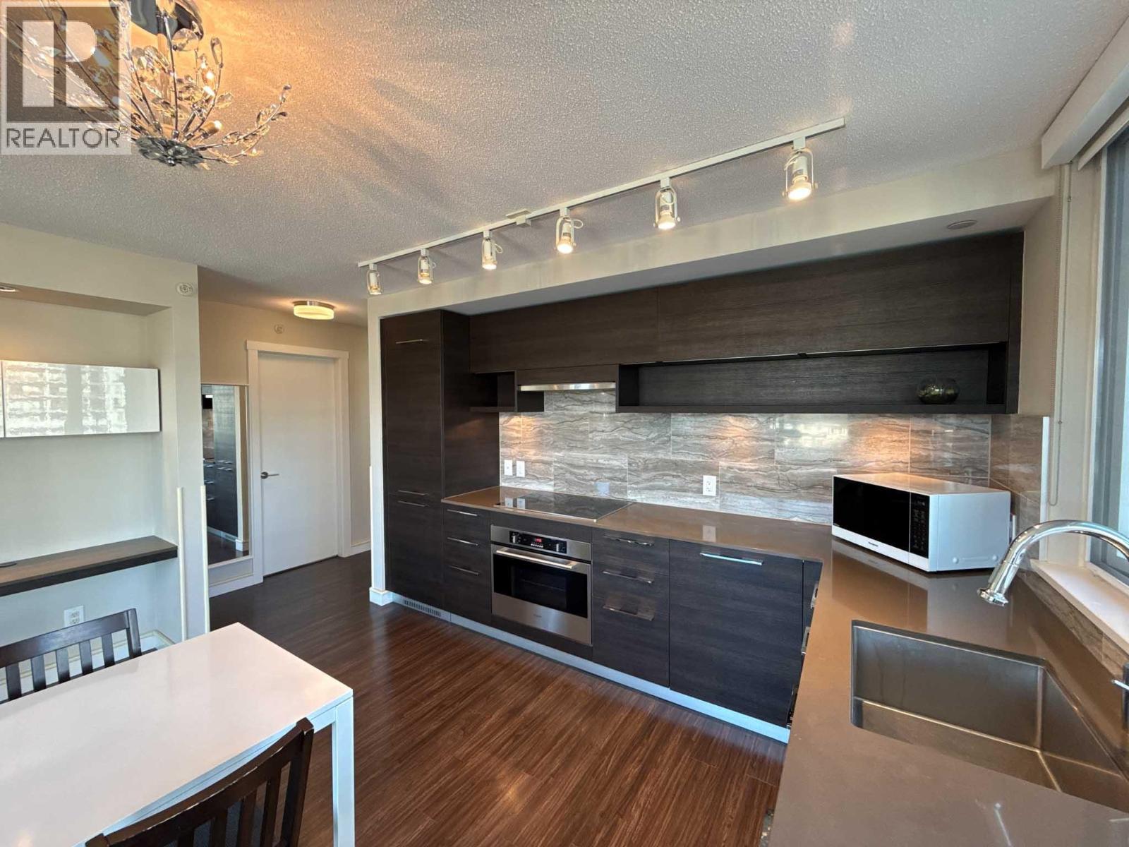 570 Emerson Street, Coquitlam, British Columbia  V3J 0G3 - Photo 3 - R3122053