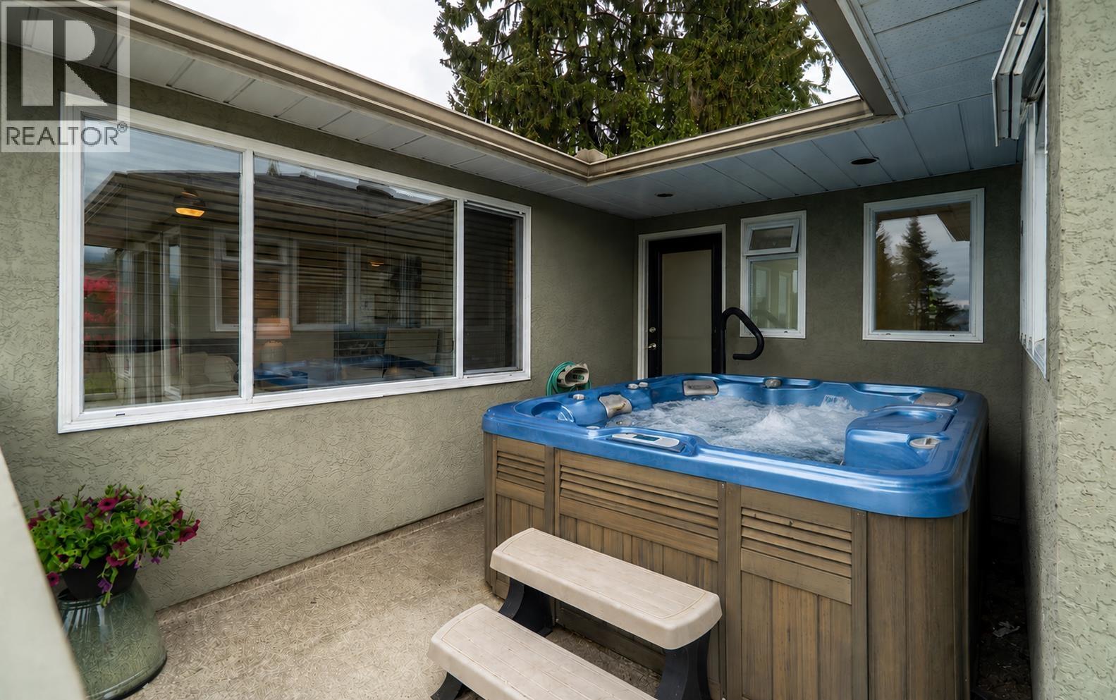 939 Calverhall Street, North Vancouver, British Columbia  V7L 1Y1 - Photo 11 - R3122127