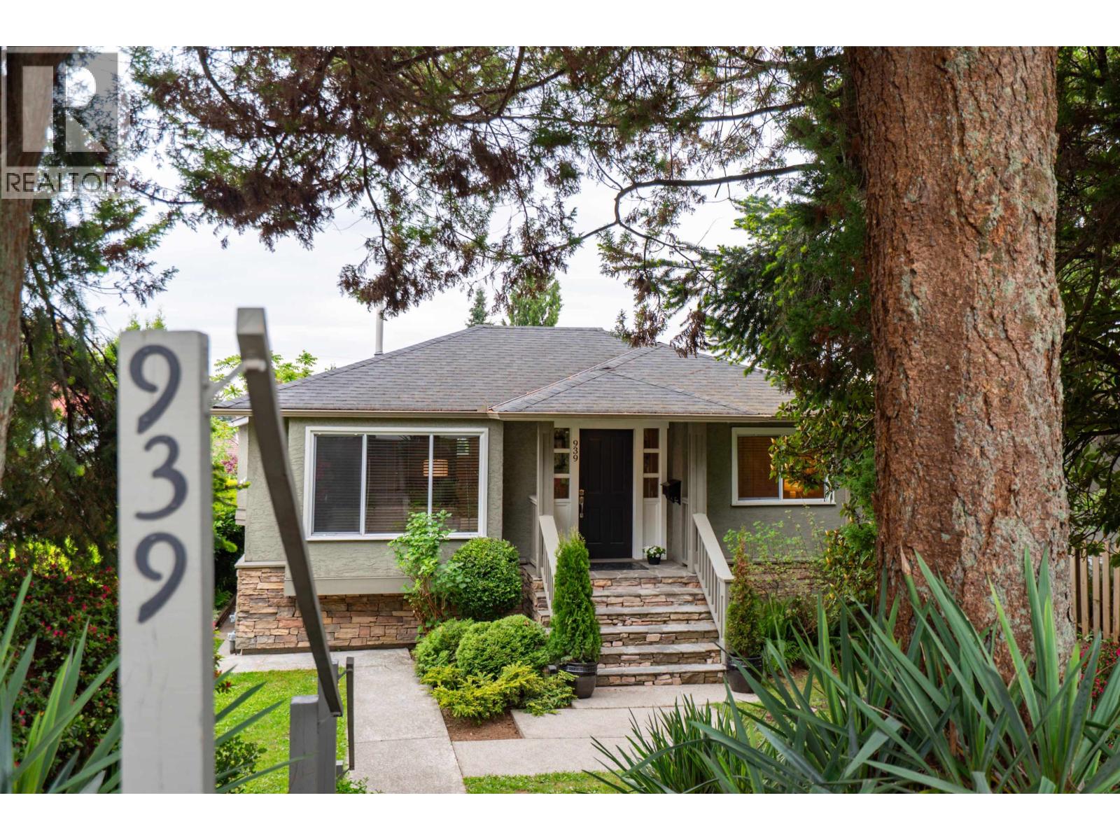 939 Calverhall Street, North Vancouver, British Columbia  V7L 1Y1 - Photo 2 - R3122127
