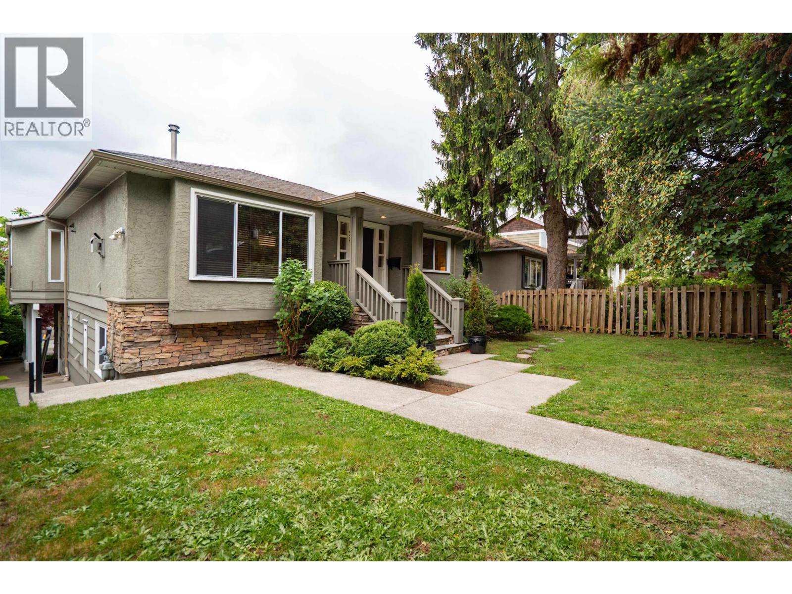 939 Calverhall Street, North Vancouver, British Columbia  V7L 1Y1 - Photo 3 - R3122127